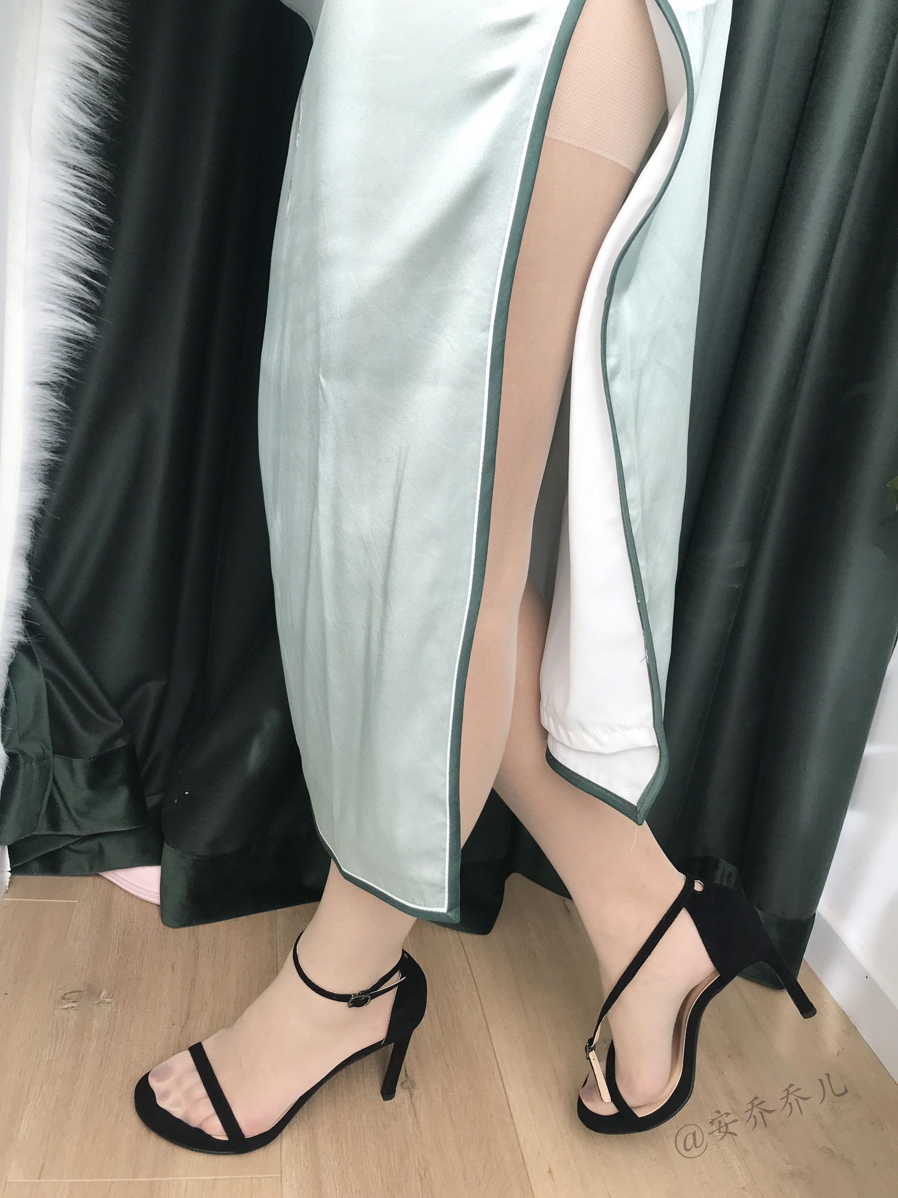 [福利COS] 安乔乔儿(Nia乔乔) No.017 安乔乔儿 黑丝旗袍第1张