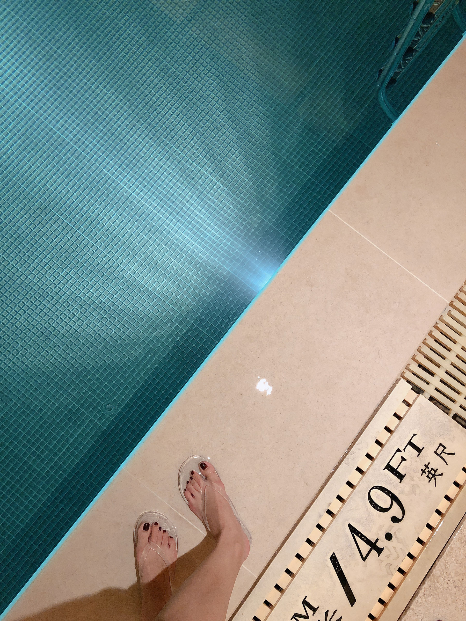 [福利COS] 安乔乔儿(Nia乔乔) No.012 泳池裸足第9张