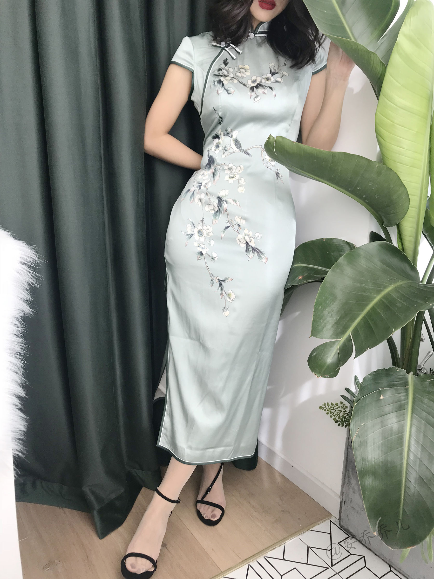 [福利COS] 安乔乔儿(Nia乔乔) No.017 安乔乔儿 黑丝旗袍第3张