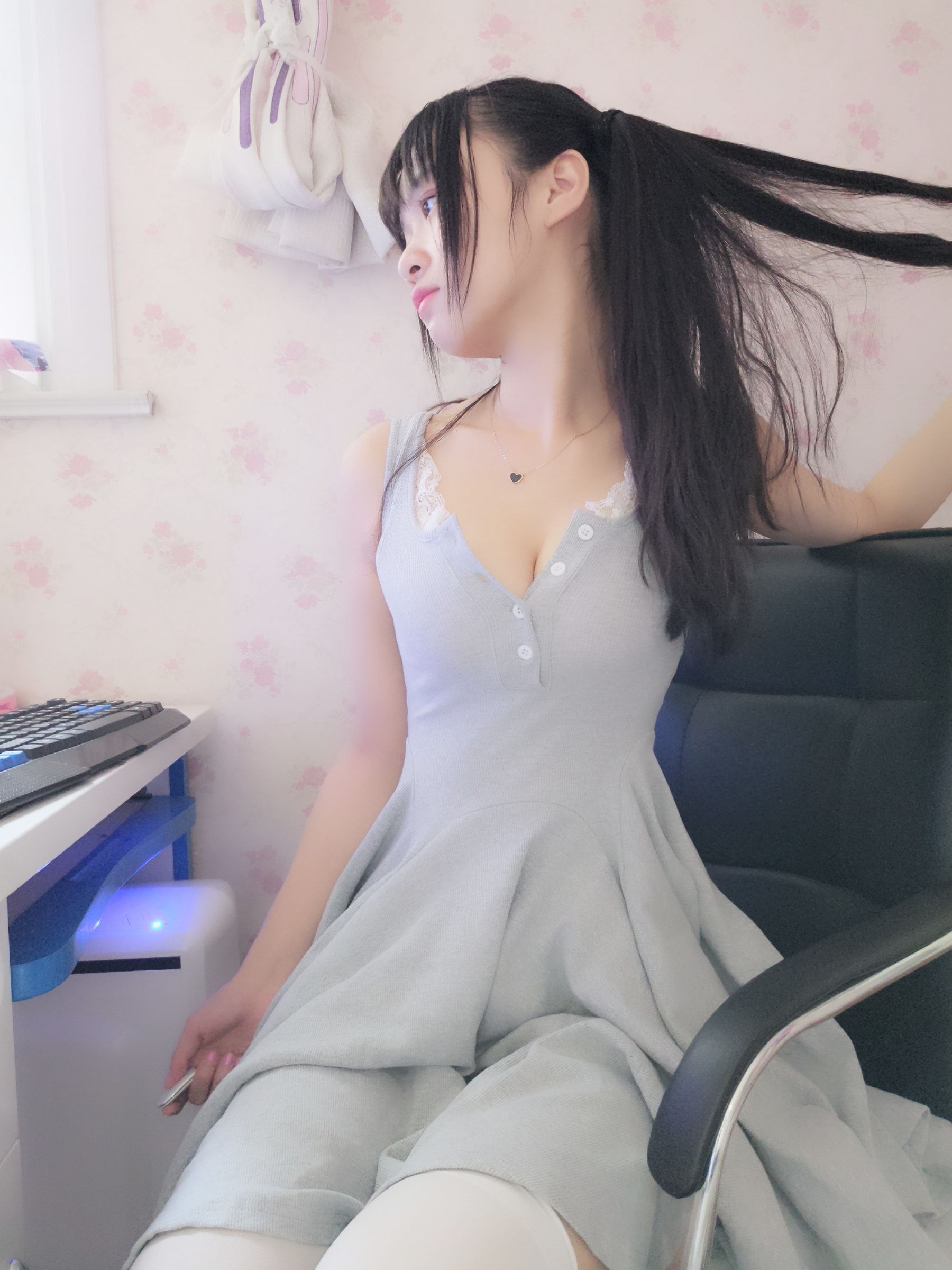 [福利COS] 双马尾少女赛高酱作品 - 露脸灰色裙子第6张