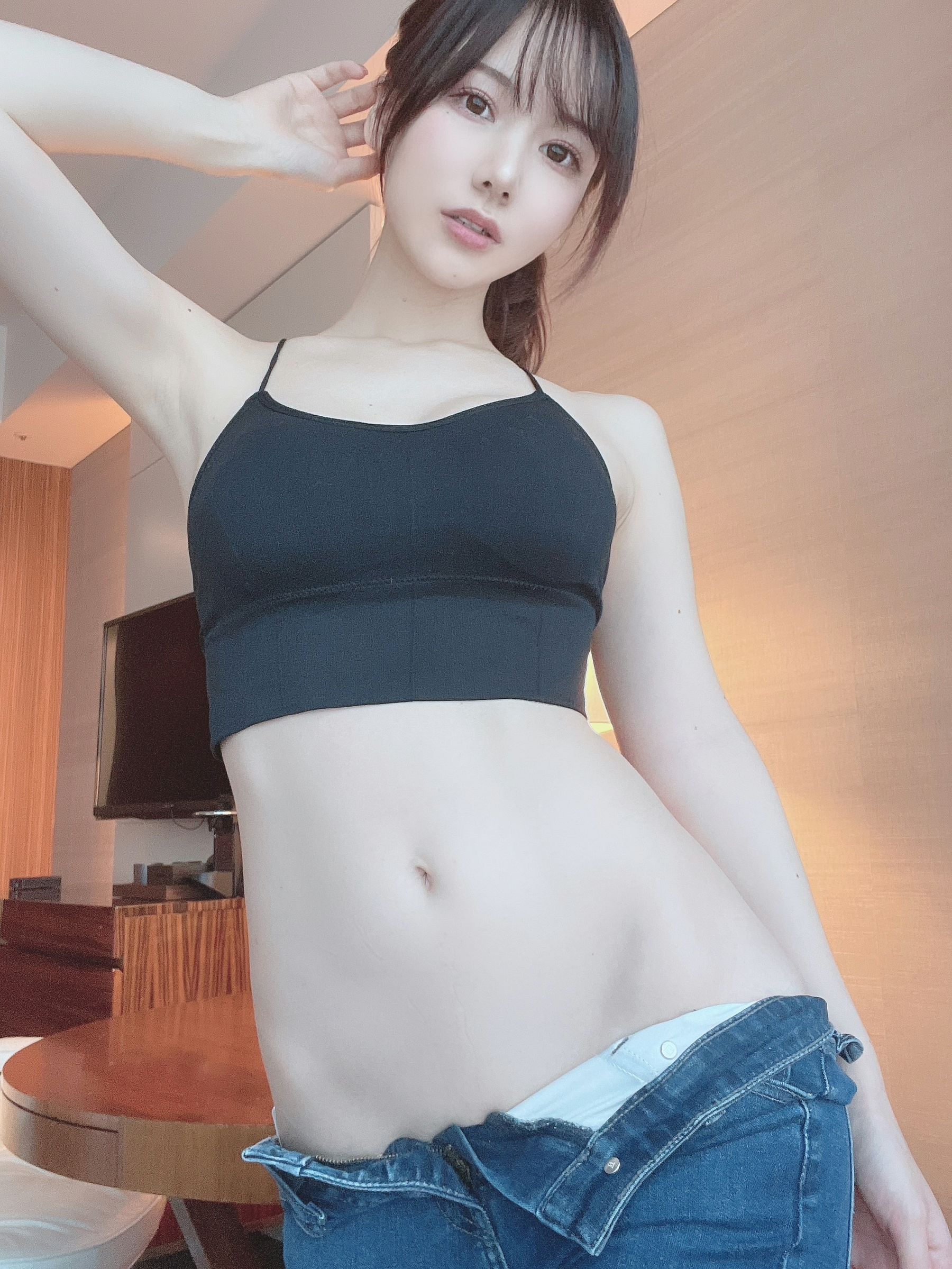 [福利COS] 日本甜美COSERけんけん[fantia] 20211105-デニムに乗るお尻第1张