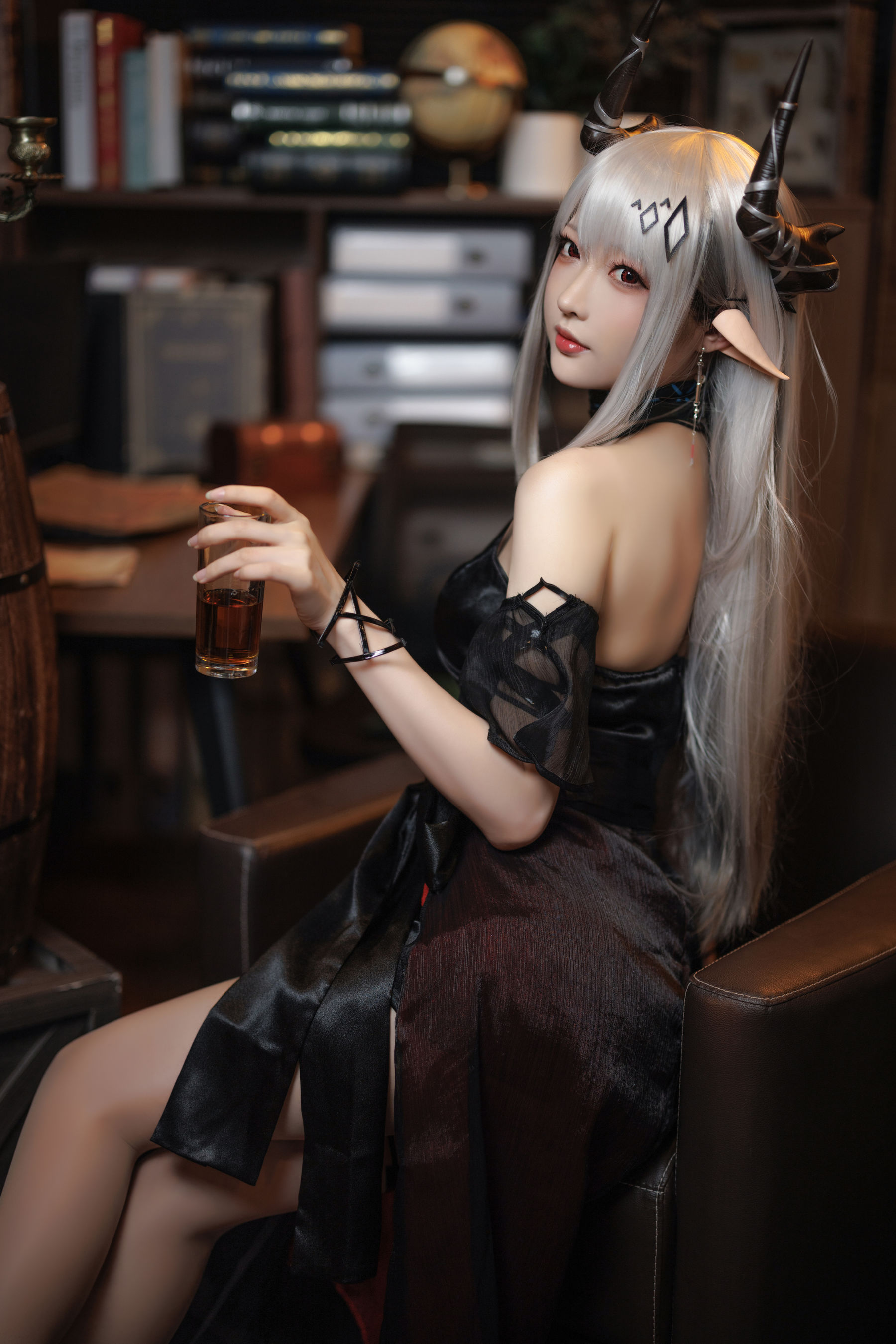 [福利COS] Coser小姐姐南宫 - 泥岩 礼服第5张