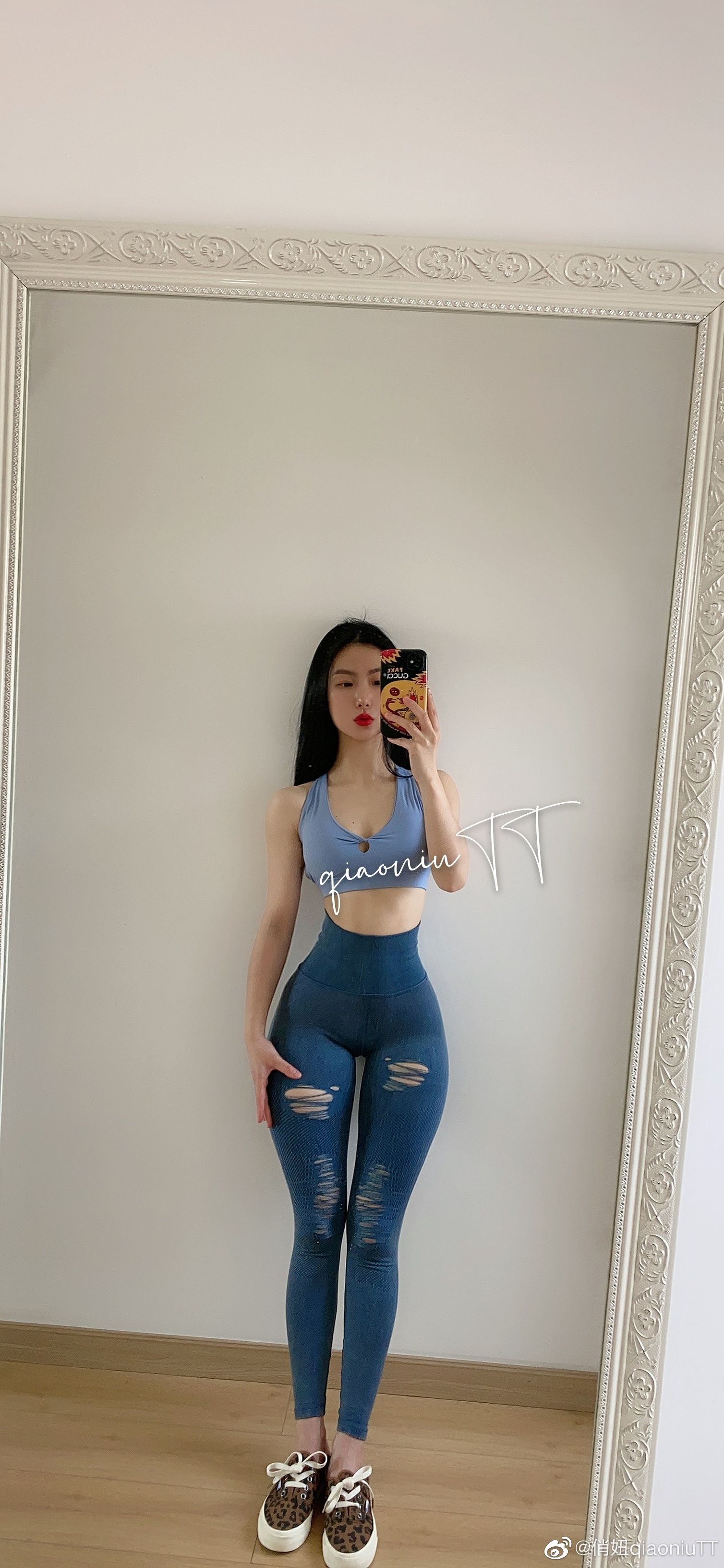 [福利COS] 俏妞qiaoniuTT - 丝袜长腿翘臀 视图合集第12张