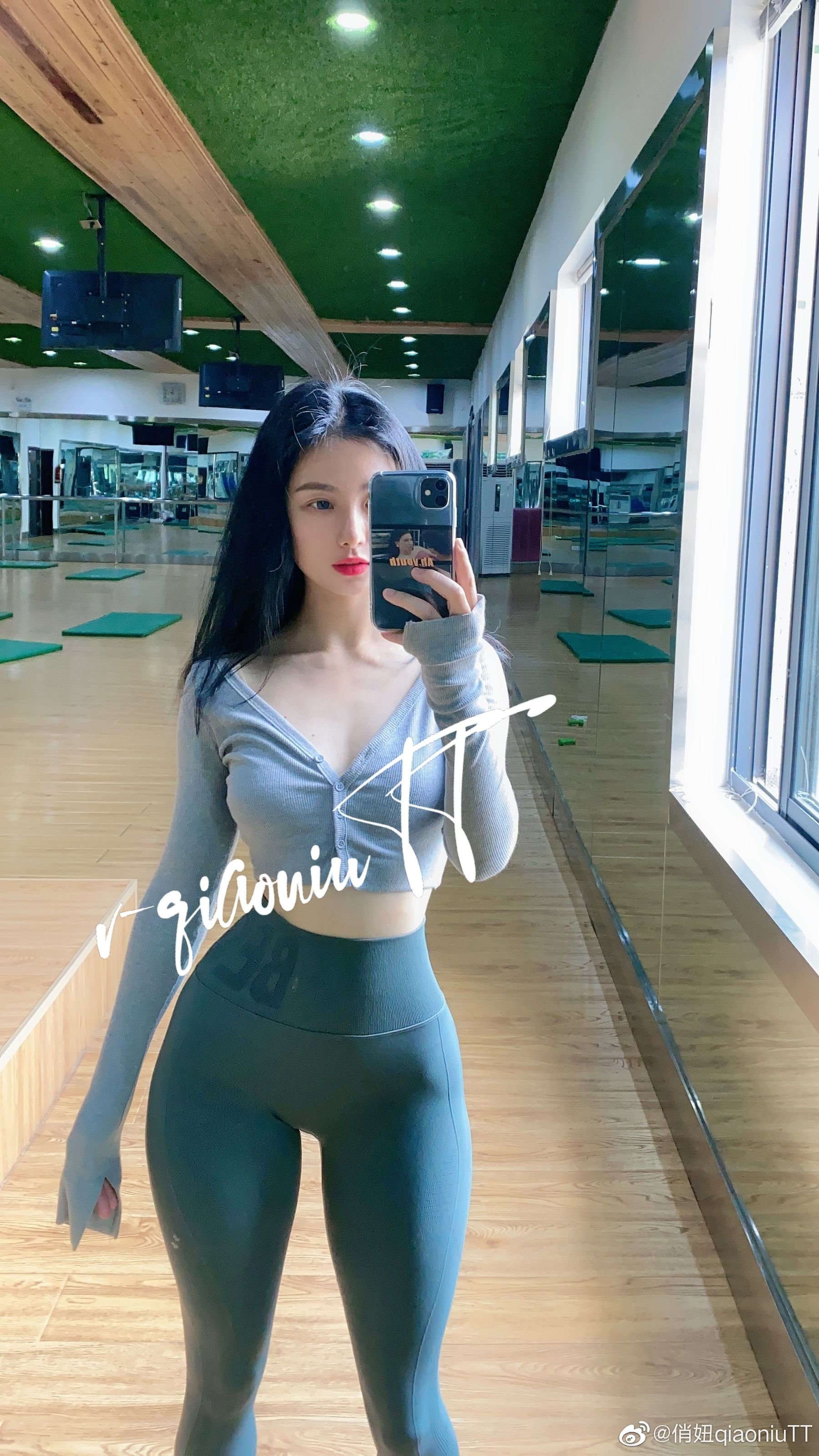 [福利COS] 俏妞qiaoniuTT - 丝袜长腿翘臀 视图合集第21张