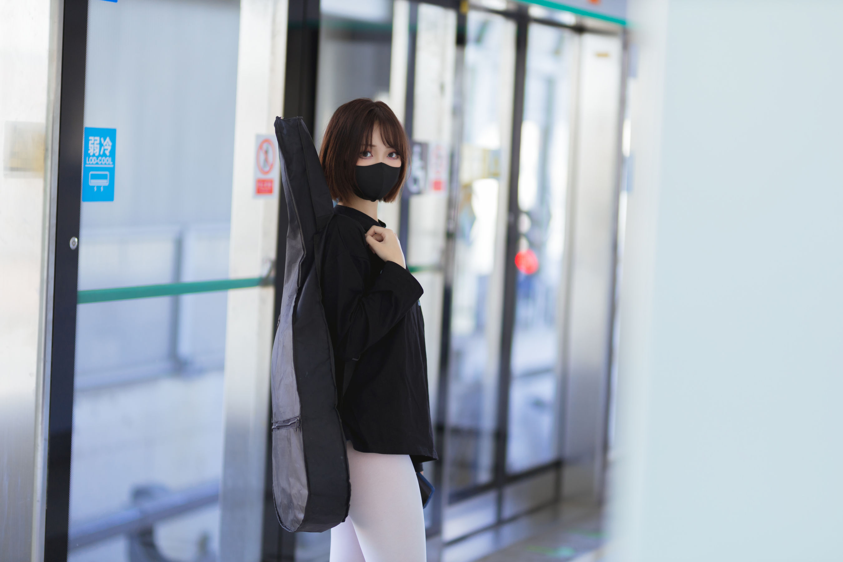 [福利COS] 洛桑w伊梓 - 地铁吉他第9张