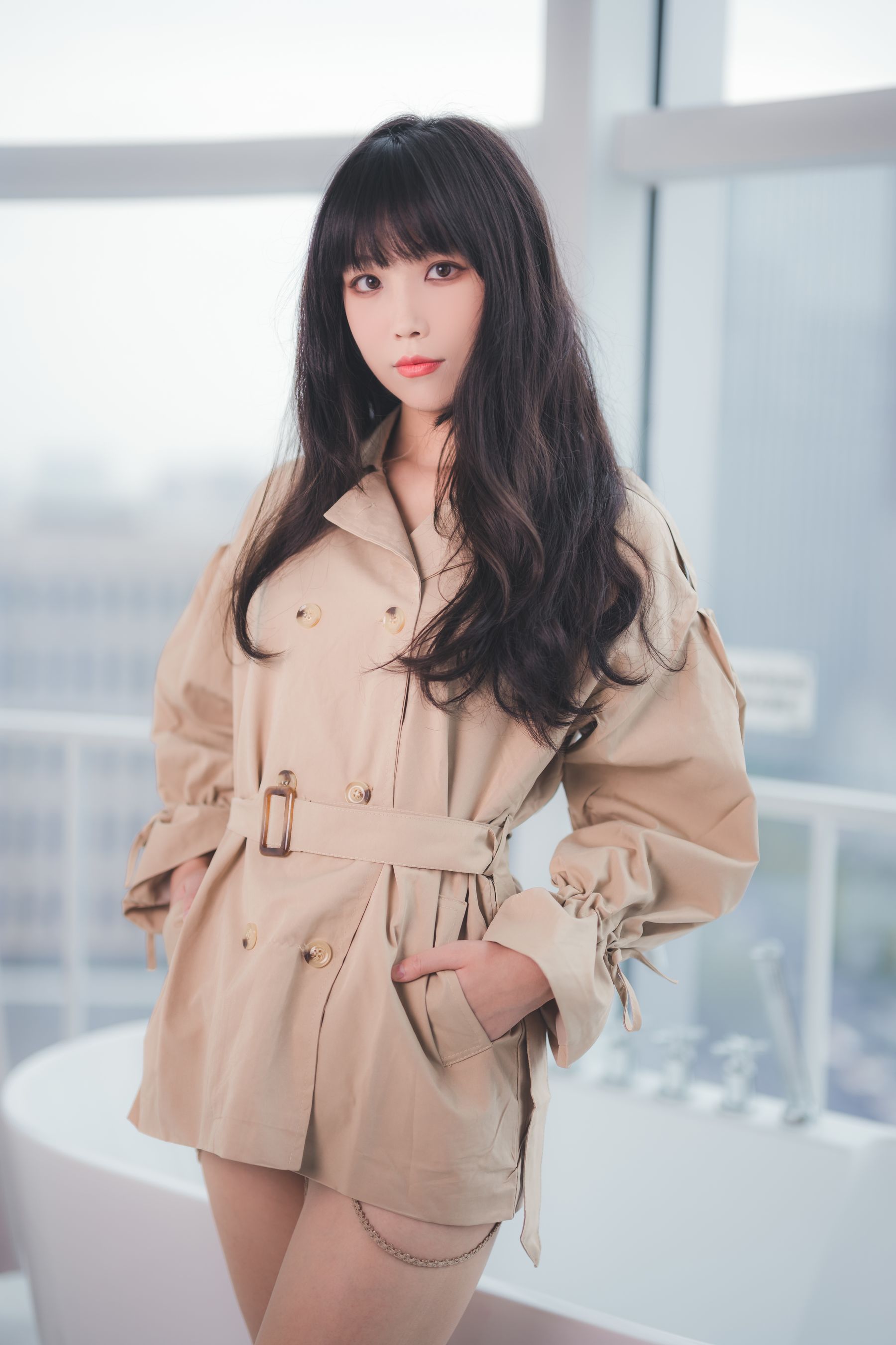 [福利COS] Cosplay汪知子 - 风衣第2张