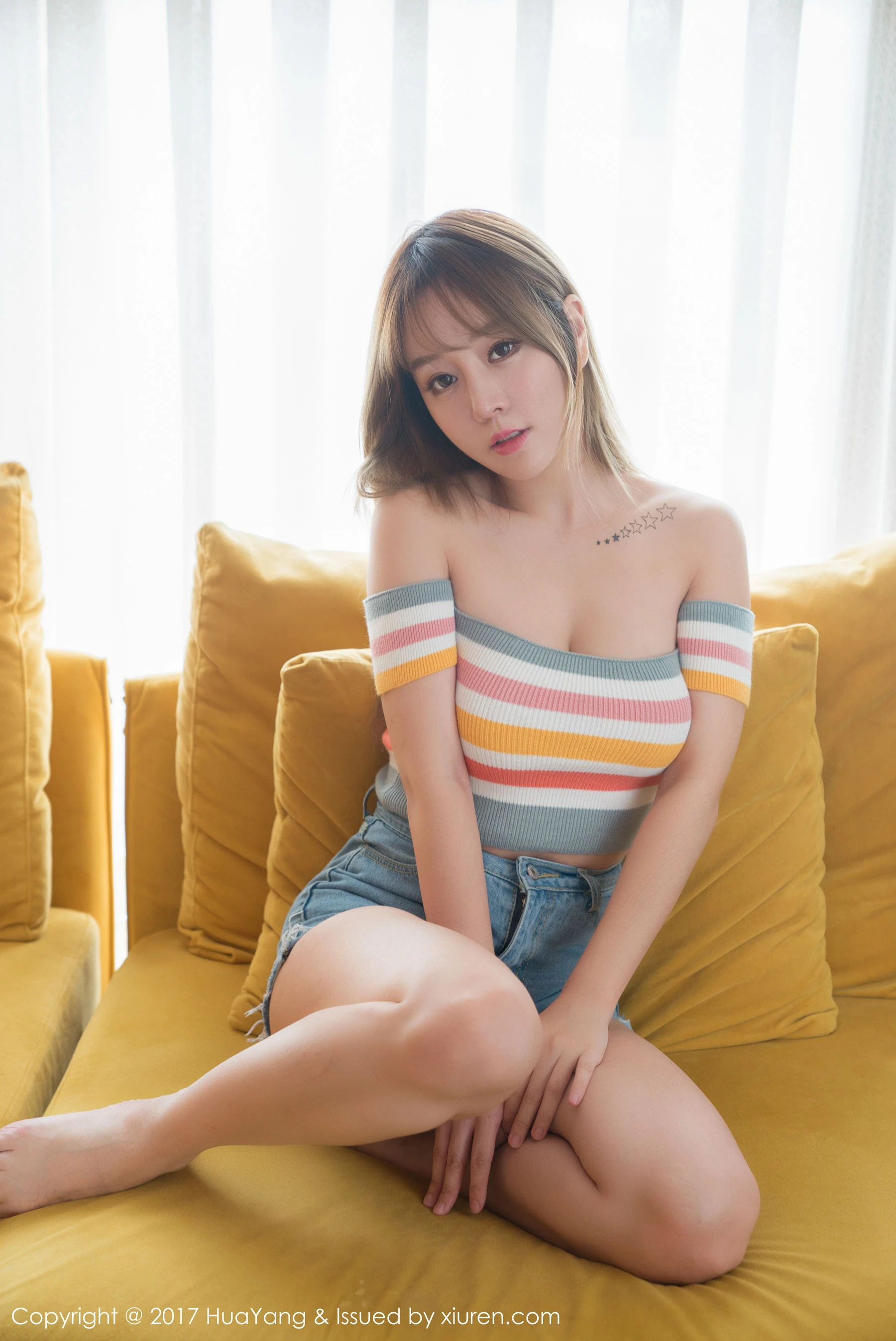 王雨纯《牛仔短裤、蕾丝内衣和护士装》 花漾 VOL.002第1张