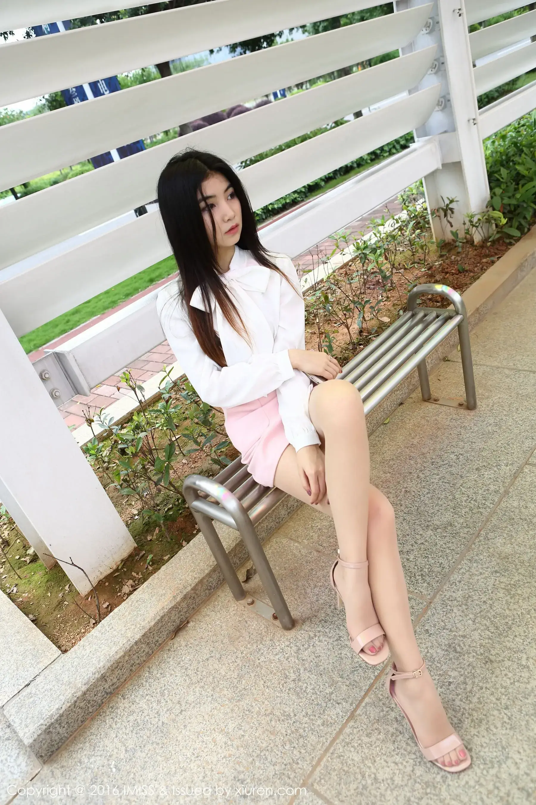  Winki丝姬《街拍丝袜美腿+车内丝袜诱惑》 爱蜜社IMiss Vol.094第3张