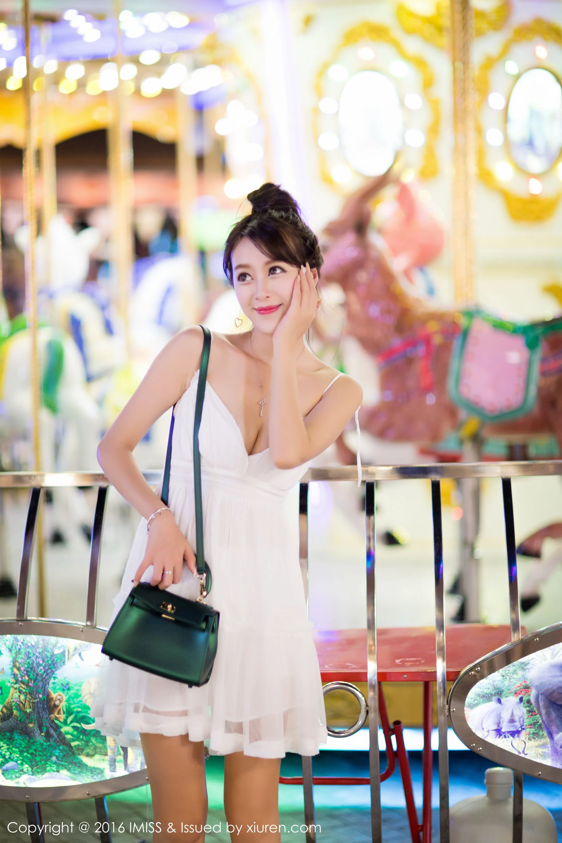  王曼妮好Q 《街拍+泳池旁小清新系列》爱蜜社IMiss Vol.141第2张