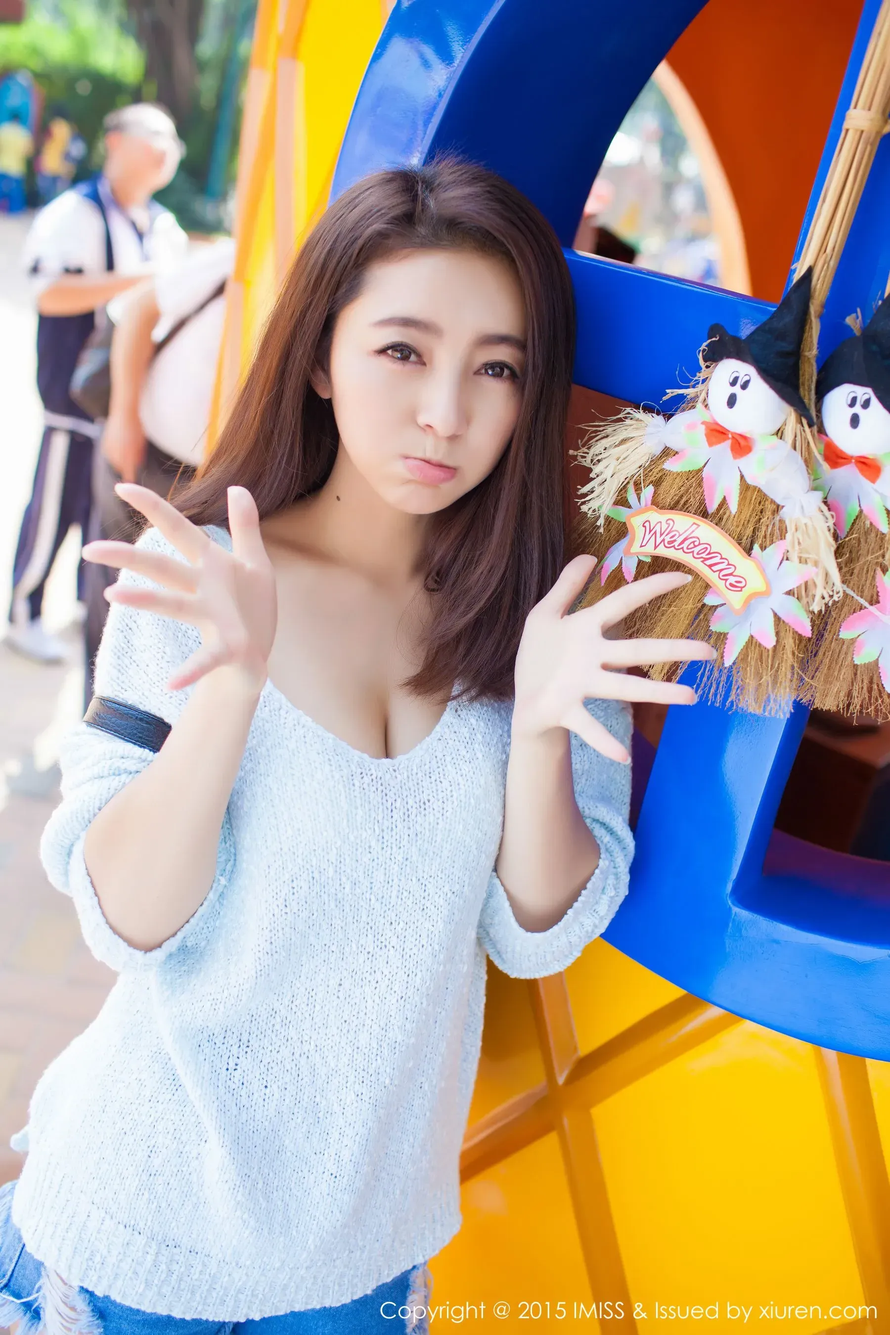  夏茉GIGI《牛仔热裤街拍》 爱蜜社IMiss Vol.049第3张