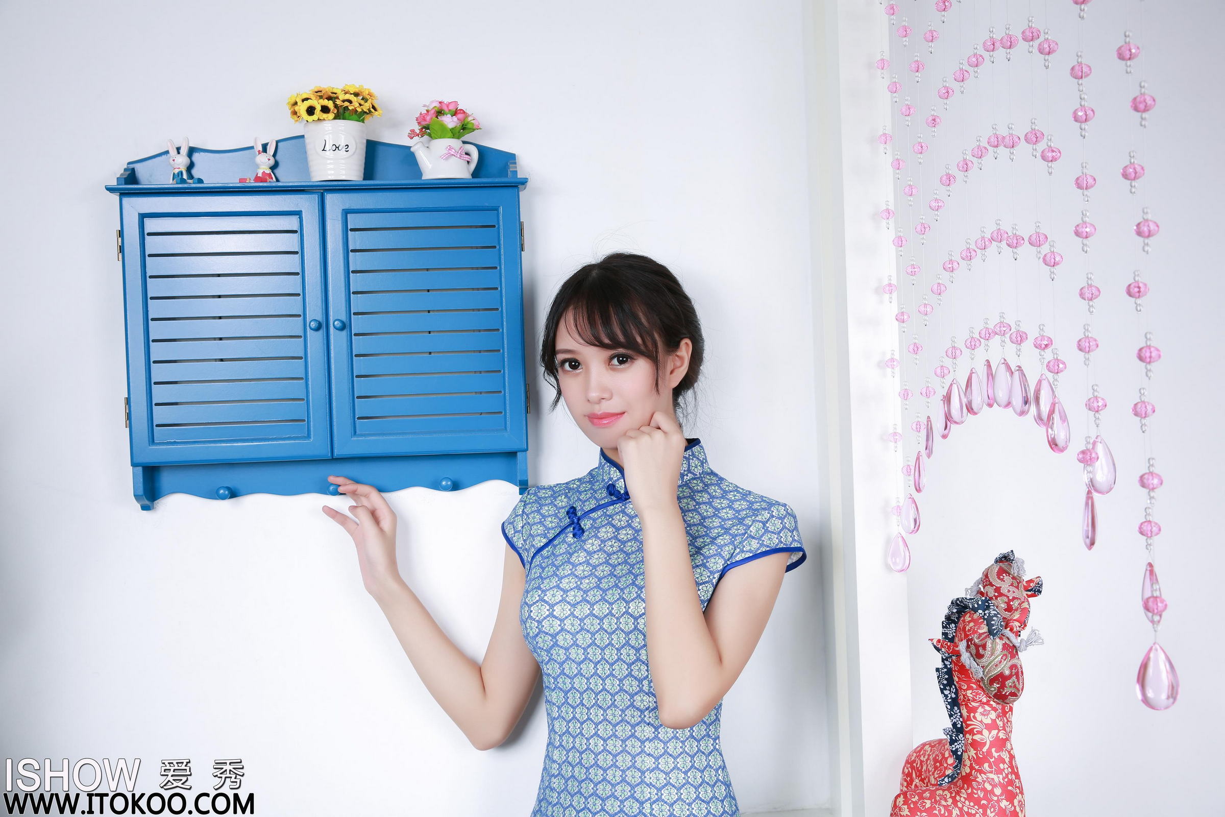 [ISHOW爱秀]青色短旗袍美女 馨雅Adela 肉丝美腿与黑色高跟性感写真 2016-06-18 No.056第4张