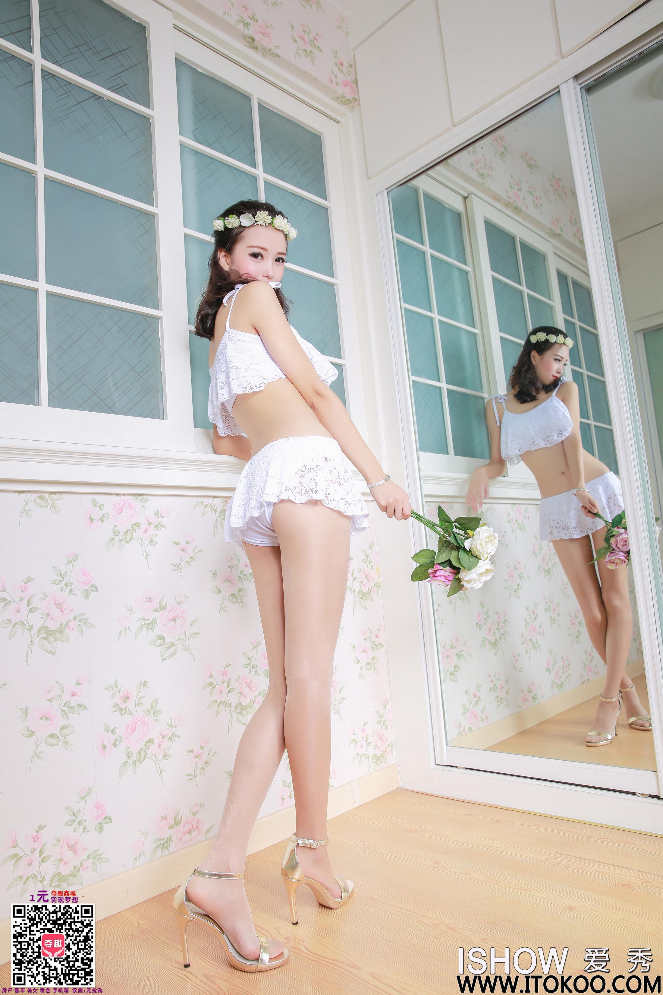 [ISHOW爱秀]白色缕空情趣吊带小短裙美女 馨雅Adela 肉色连身丝袜美腿与金色高跟性感写真 2016-11-11 No.075第2张