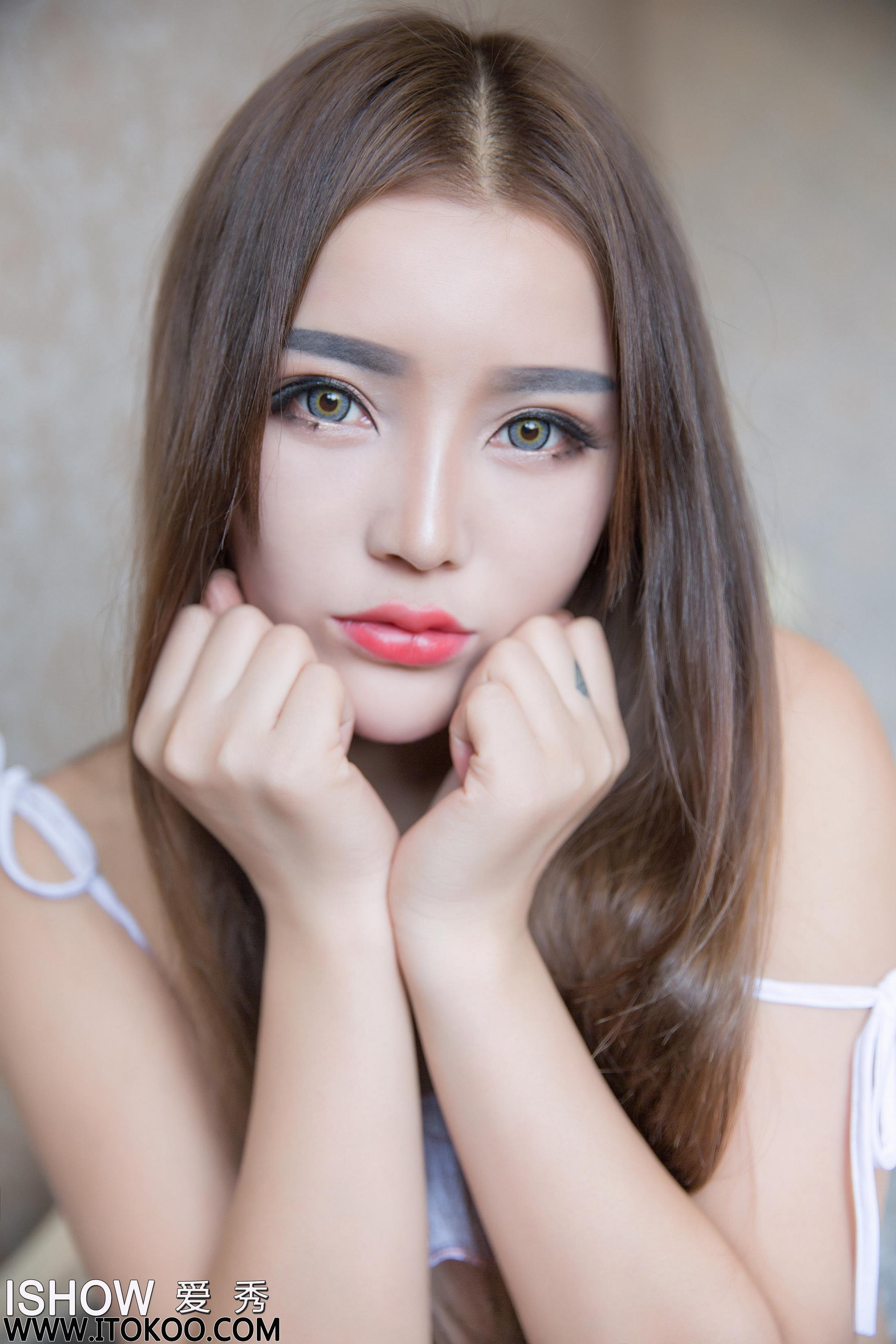 [ISHOW爱秀]白色吊带情趣内衣美女 甜甜SweeTT 粉色连身丝袜美腿与银色高跟性感写真 2016-11-19 No.076第11张