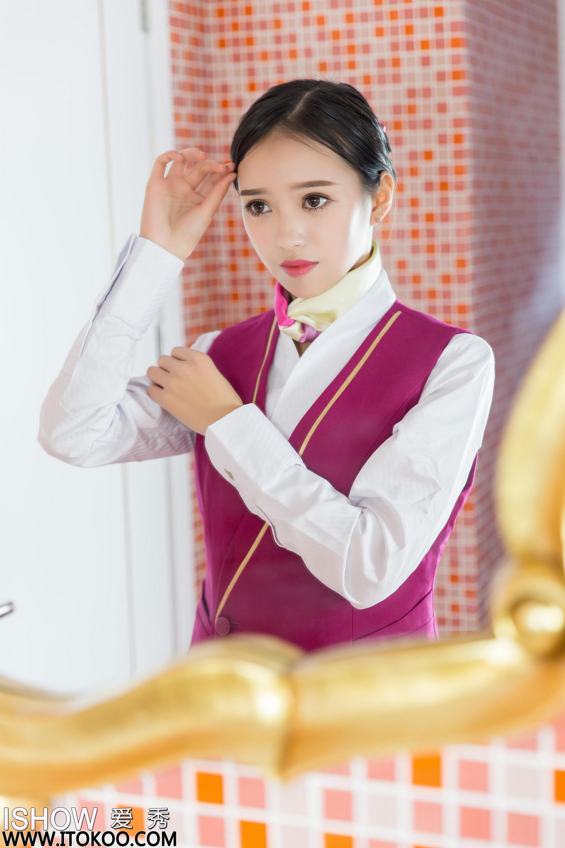 [ISHOW爱秀]2017-03-11 NO.092 性感空姐 馨雅Adela 红色制服与短裙加灰丝美腿私房写真集第1张