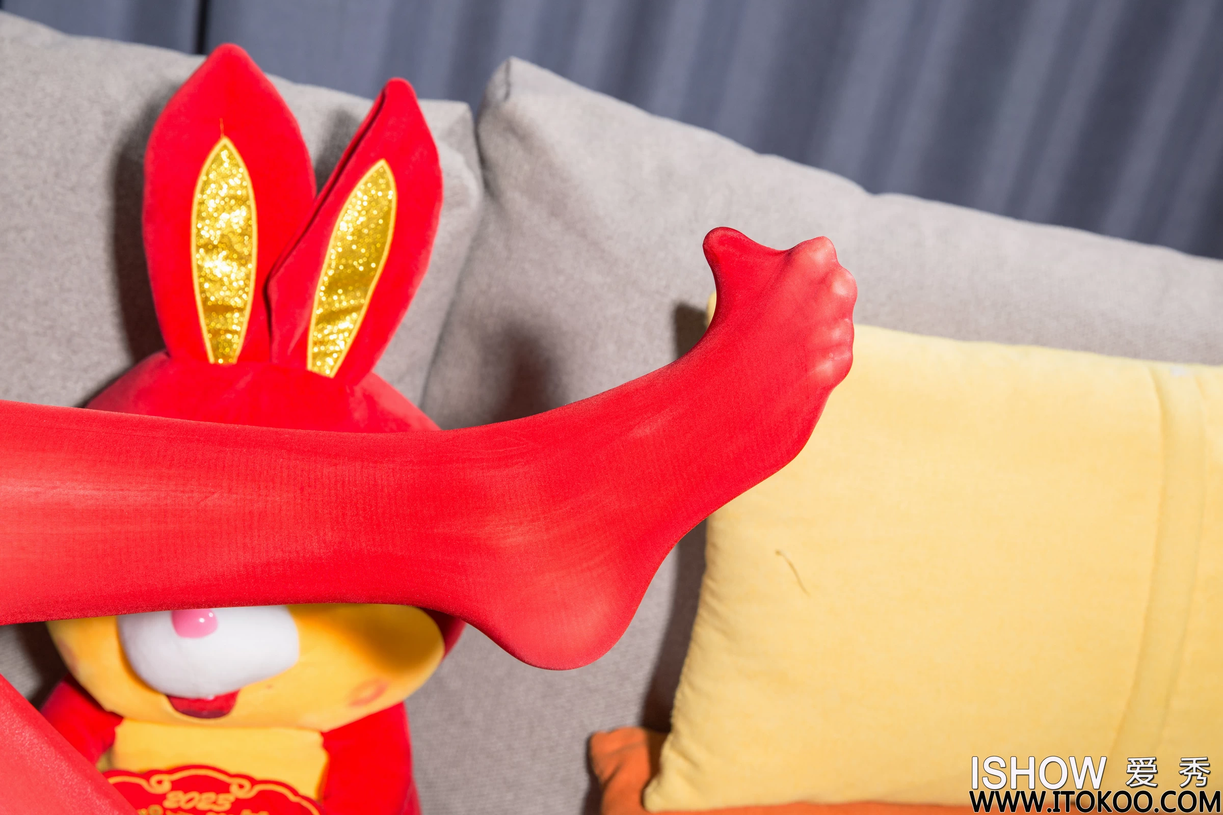 [ISHOW爱秀]NO.349 兔年大吉 艾雨彤Irene 红色兔女郎制服内衣加丝袜美腿性感私房写真集第10张