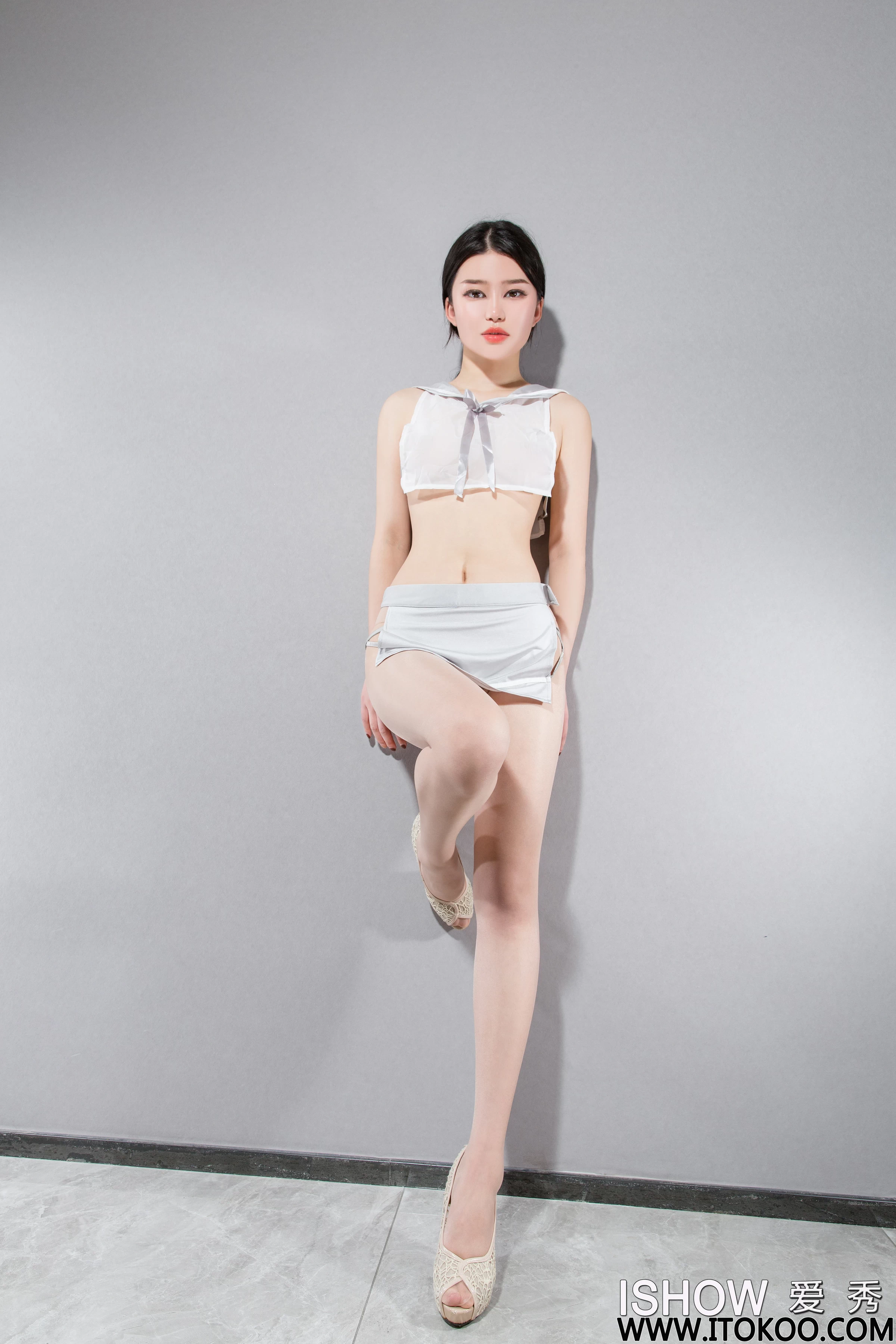 [ISHOW爱秀]2023-09-16 NO.382 艾雨彤Irene 白色情趣水手制服与黑色短裙加黑丝美腿性感私房写真集第2张