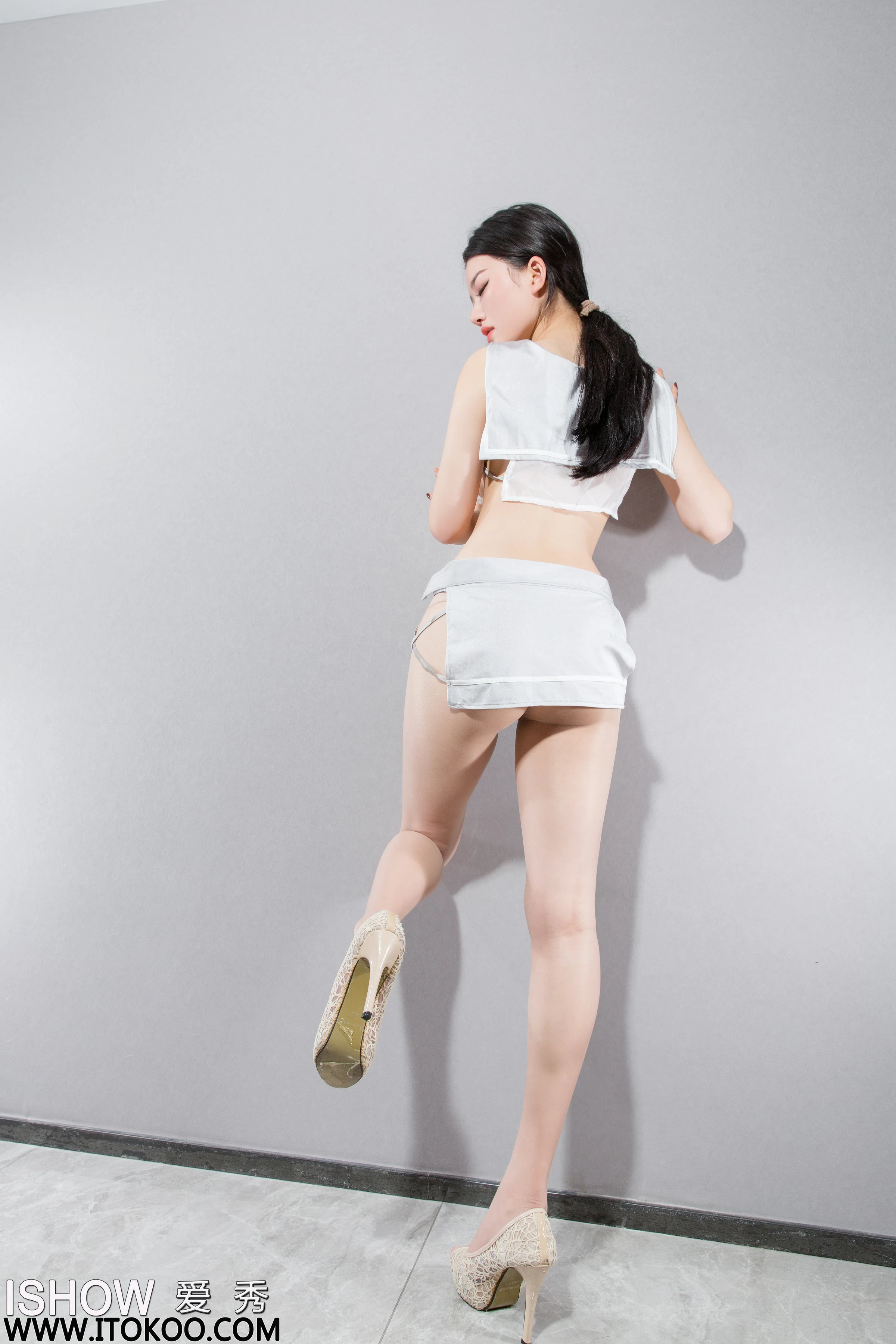 [ISHOW爱秀]2023-09-16 NO.382 艾雨彤Irene 白色情趣水手制服与黑色短裙加黑丝美腿性感私房写真集第4张