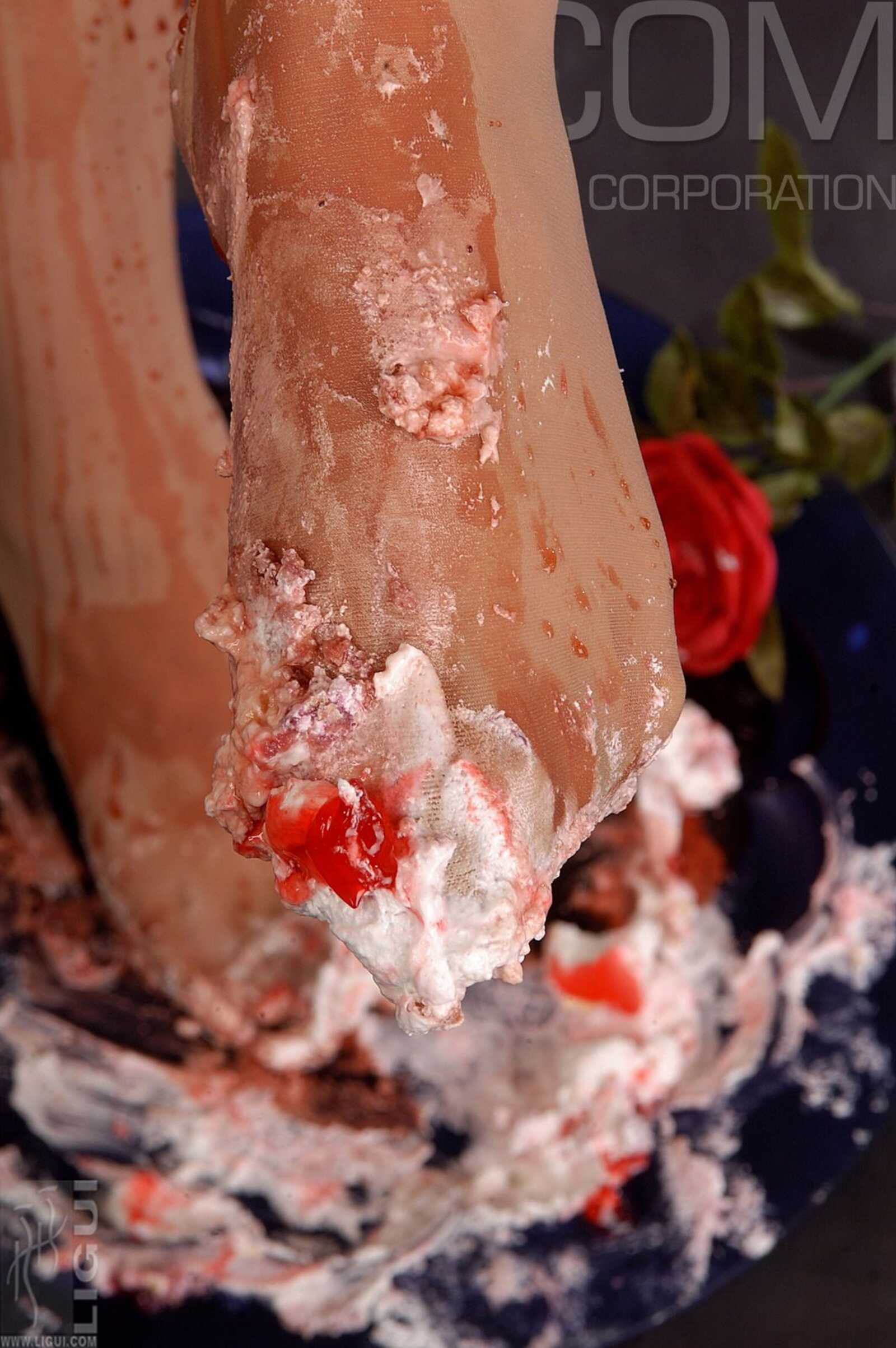 [丽柜LiGui] Model 慕子《美味的蛋糕》丝足写真集图第1张