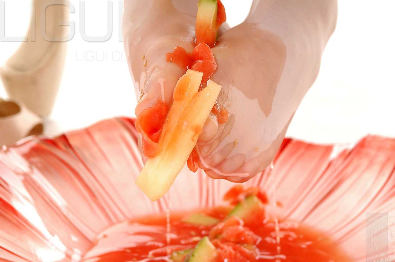 [丽柜LiGui] Model 海伦《玉足榨汁機》丝足写真集图第4张