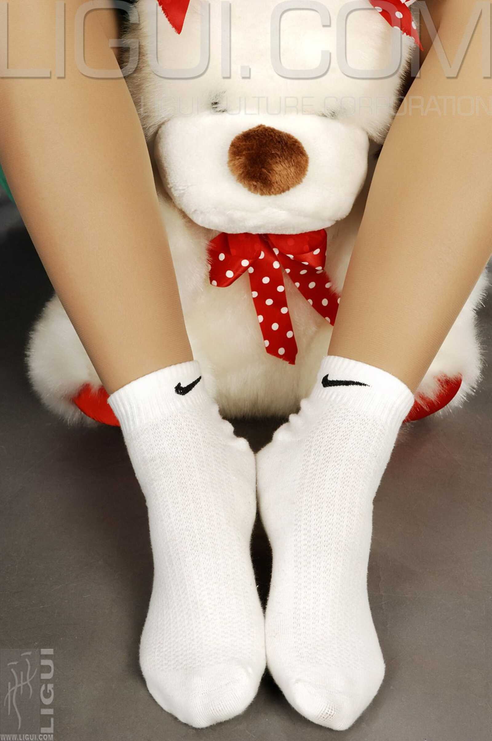 [丽柜LiGui] Model 默默《顽皮的小熊》丝足写真图片第4张