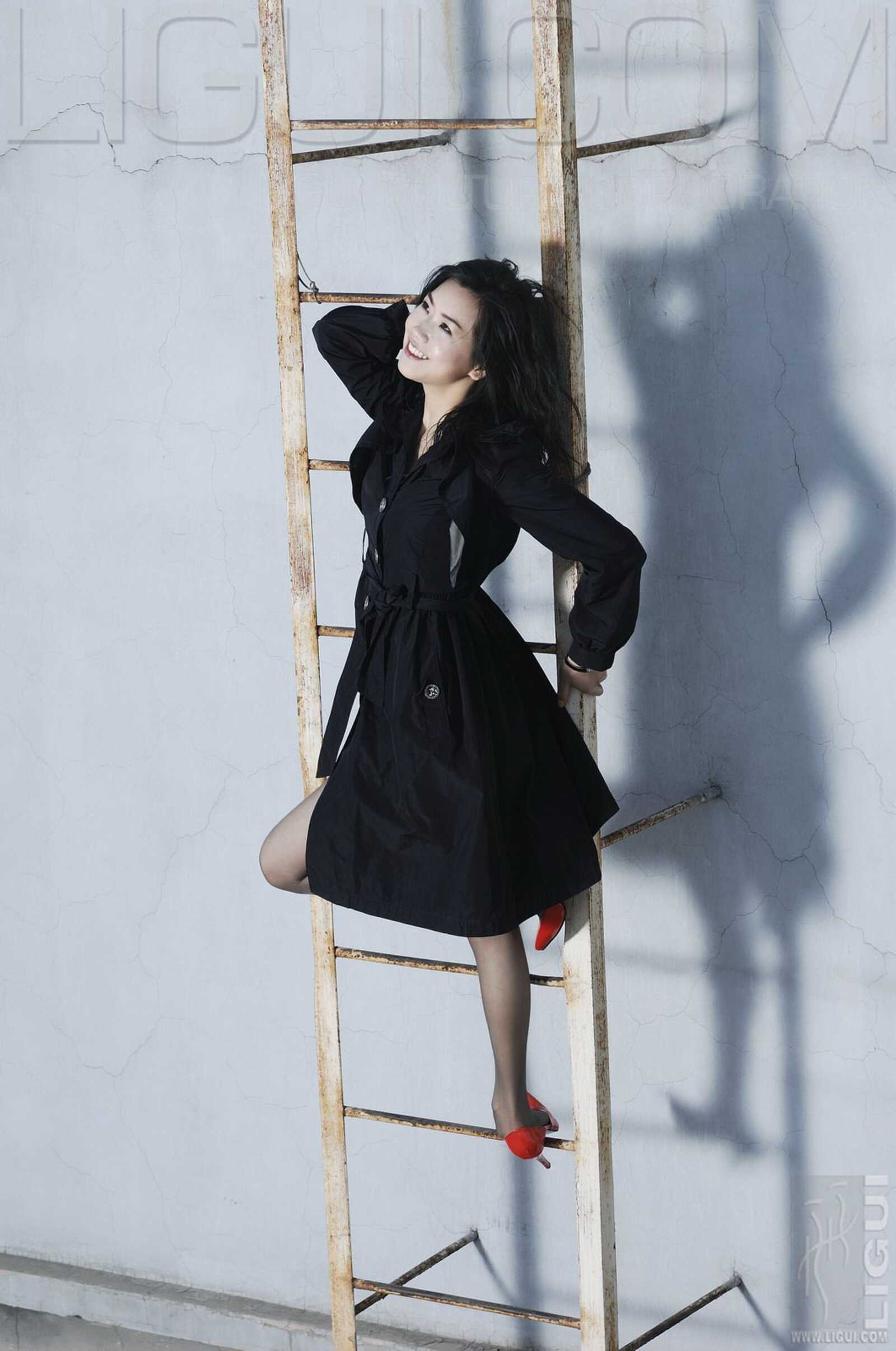 [丽柜LiGui] Model 程海伦《紅與黑》丝足写真图片第1张