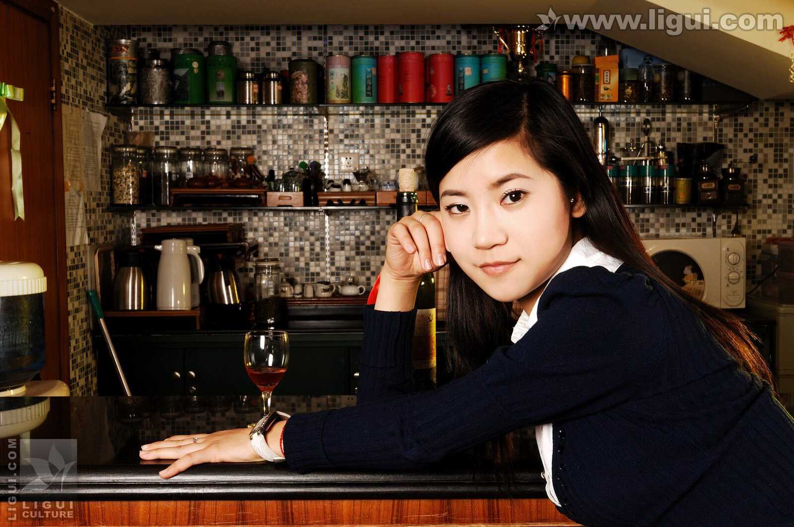 Model 卡鲁鲁《卖酒小姐吧台向客人献媚》 [丽柜第13张