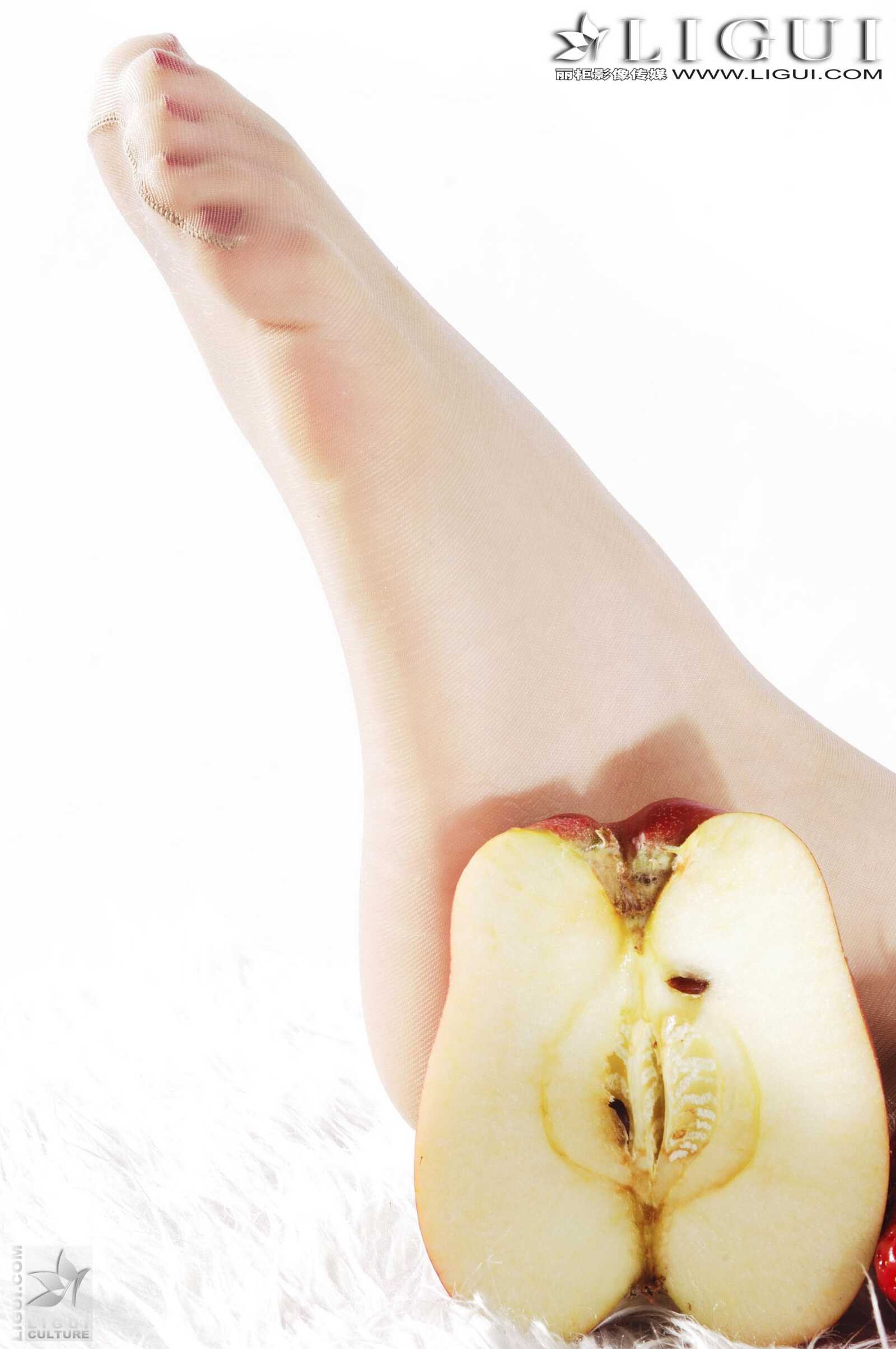 Model 雯雯《水果玉足》 [丽柜LiGui] 美足写真图片第9张