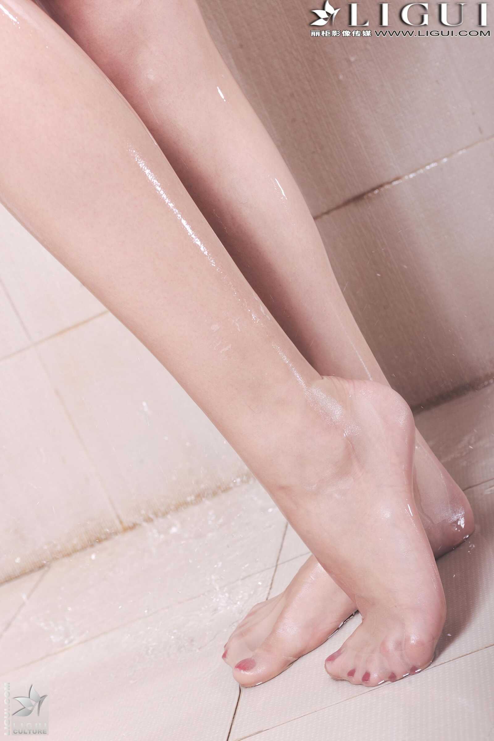 Model 可馨《浴室湿身美足》 [丽柜LiGui] 美腿玉足第17张