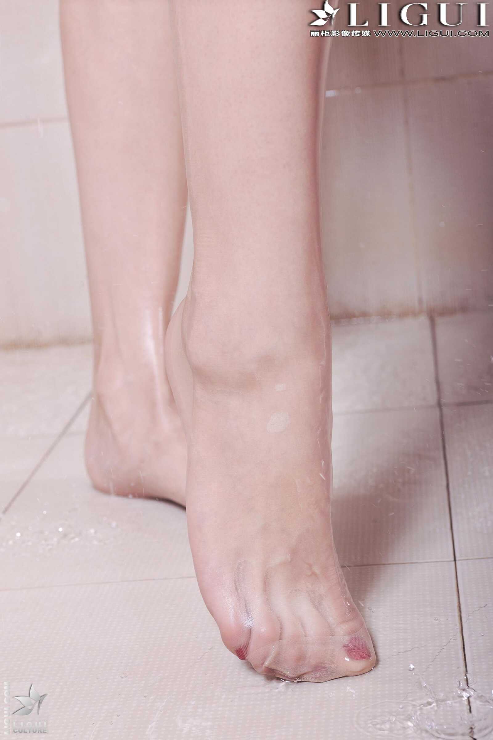 Model 可馨《浴室湿身美足》 [丽柜LiGui] 美腿玉足第16张