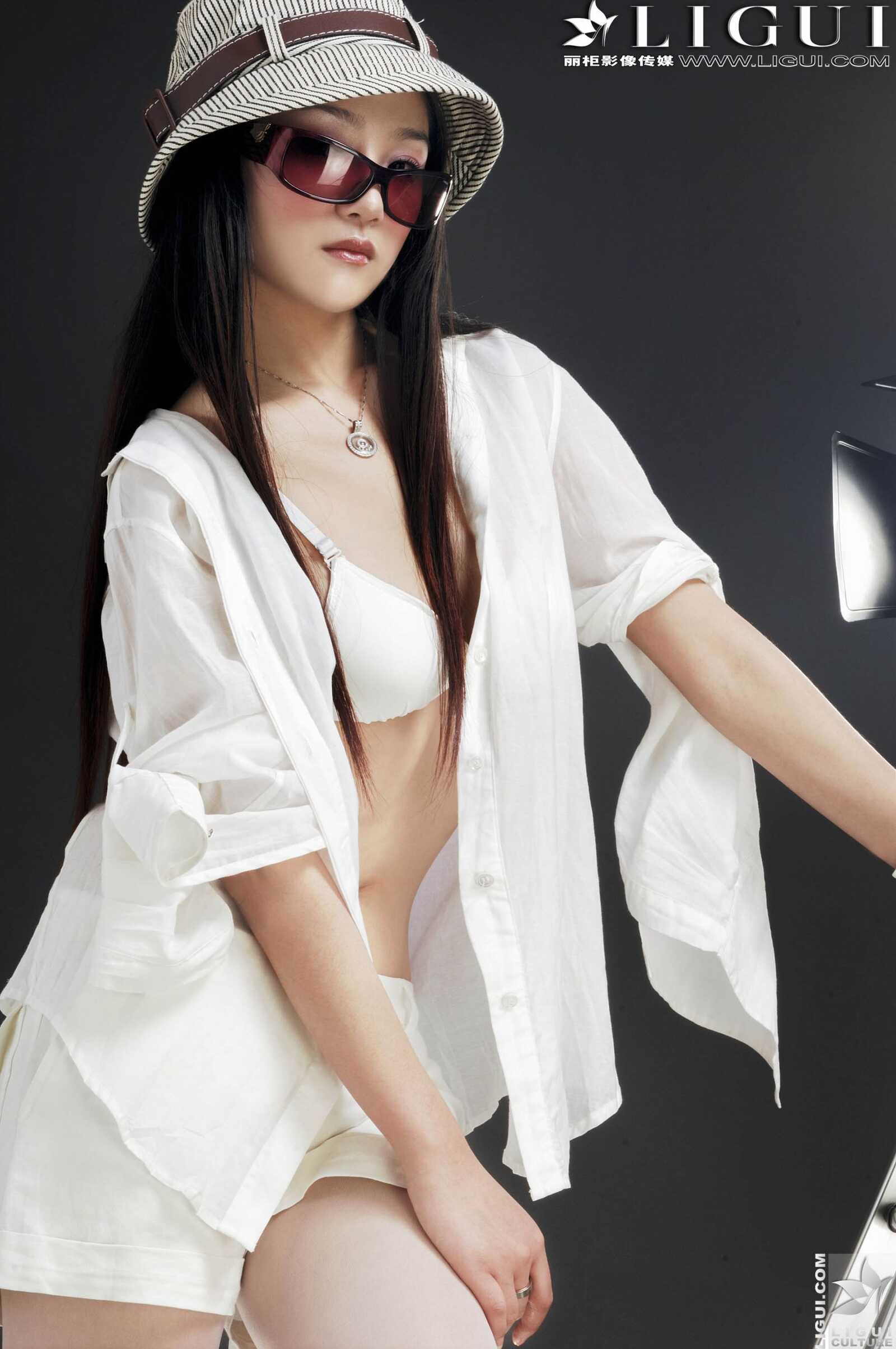 Model 张静研《白衬衫时尚白丝女郎》[丽柜贵足第5张