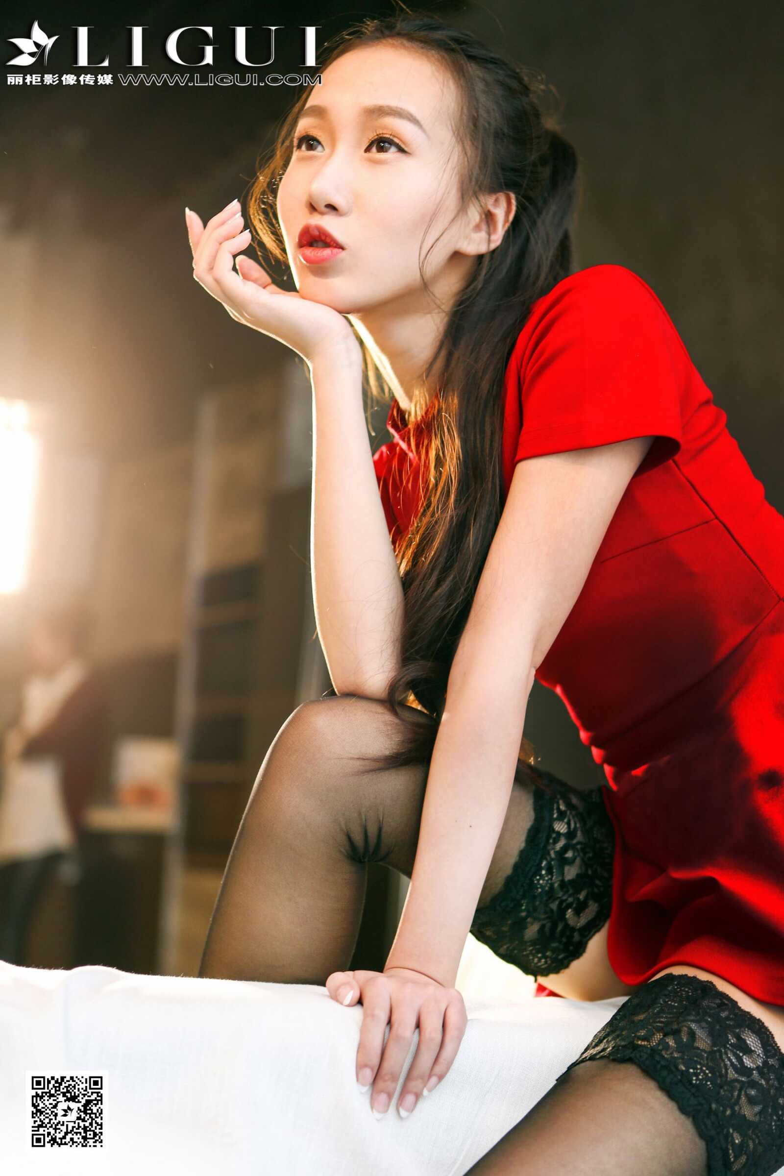 红烛《黑丝红裙少女》 [丽柜贵足学校] 美腿写真第4张