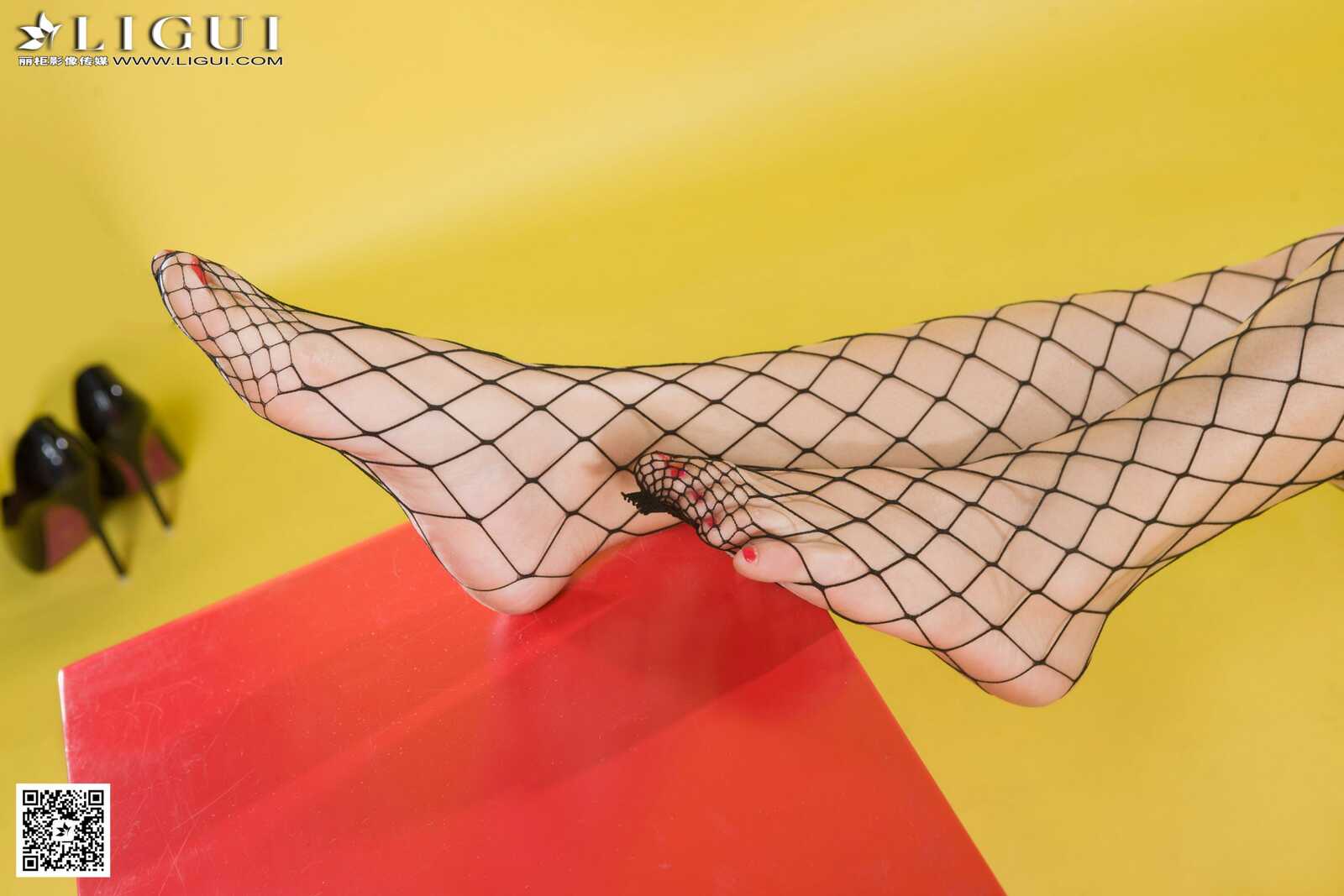 [丽柜LiGui] Model 卡琳《网袜兔女郎》美腿玉足写真第2张