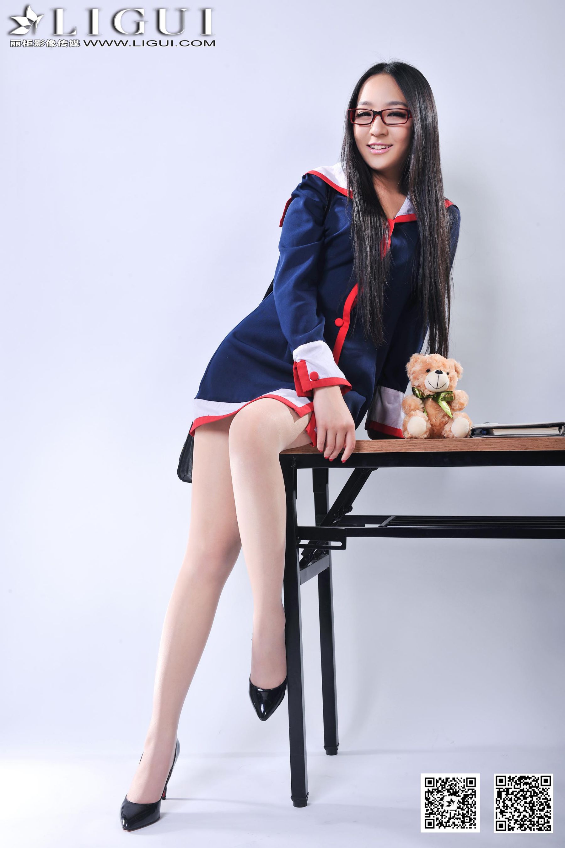 [丽柜LiGui] Model Amily《小眼镜学妹丝足》上下全集第11张