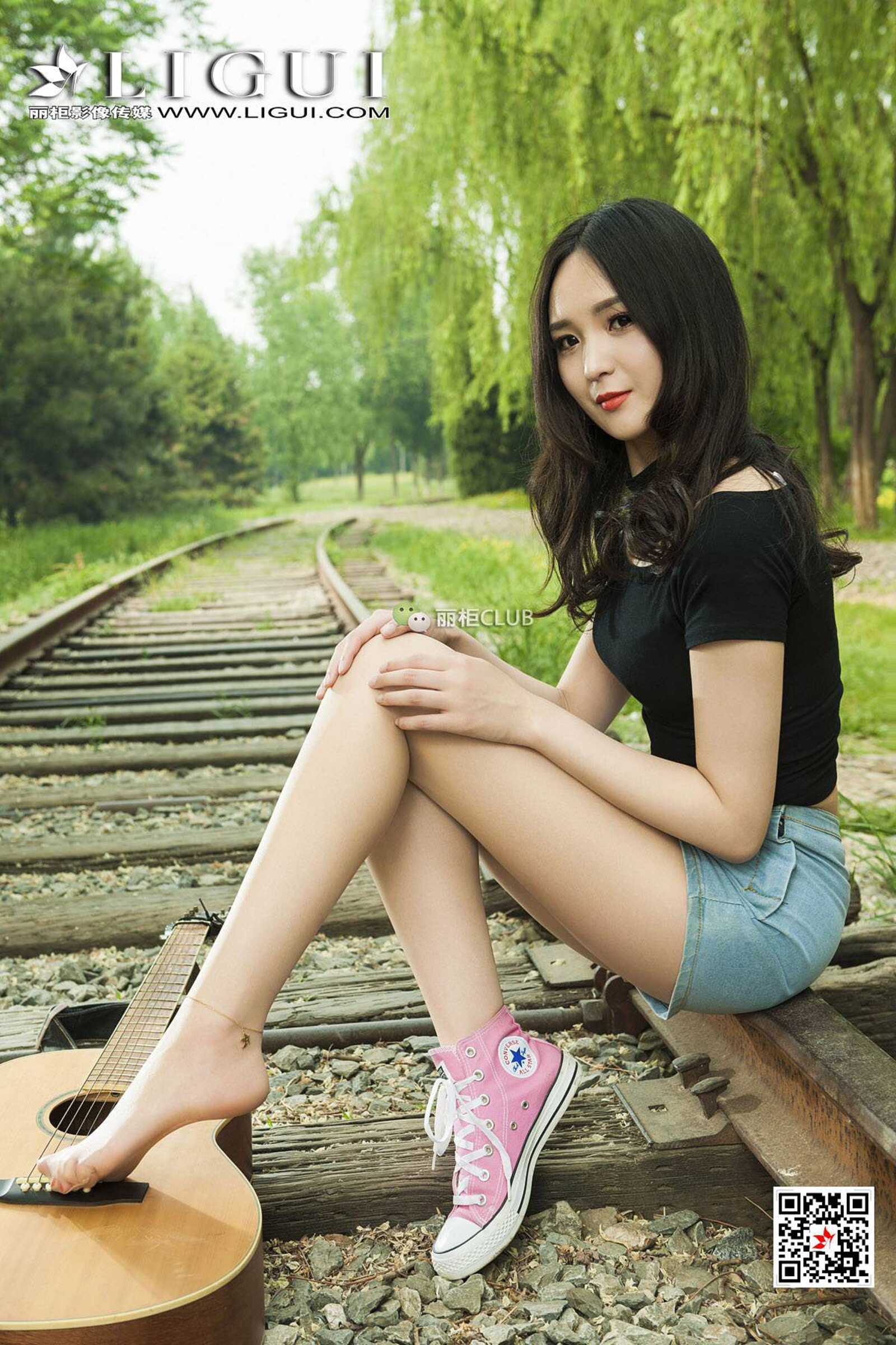 腿模小戈《文艺丝足少女》 [丽柜LIGUI] 美腿丝足第11张