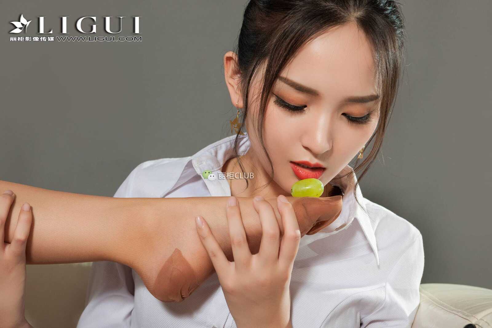 腿模小戈&amp;amp;雪糕《丝足诱惑》 [丽柜Ligui] 美腿丝第12张
