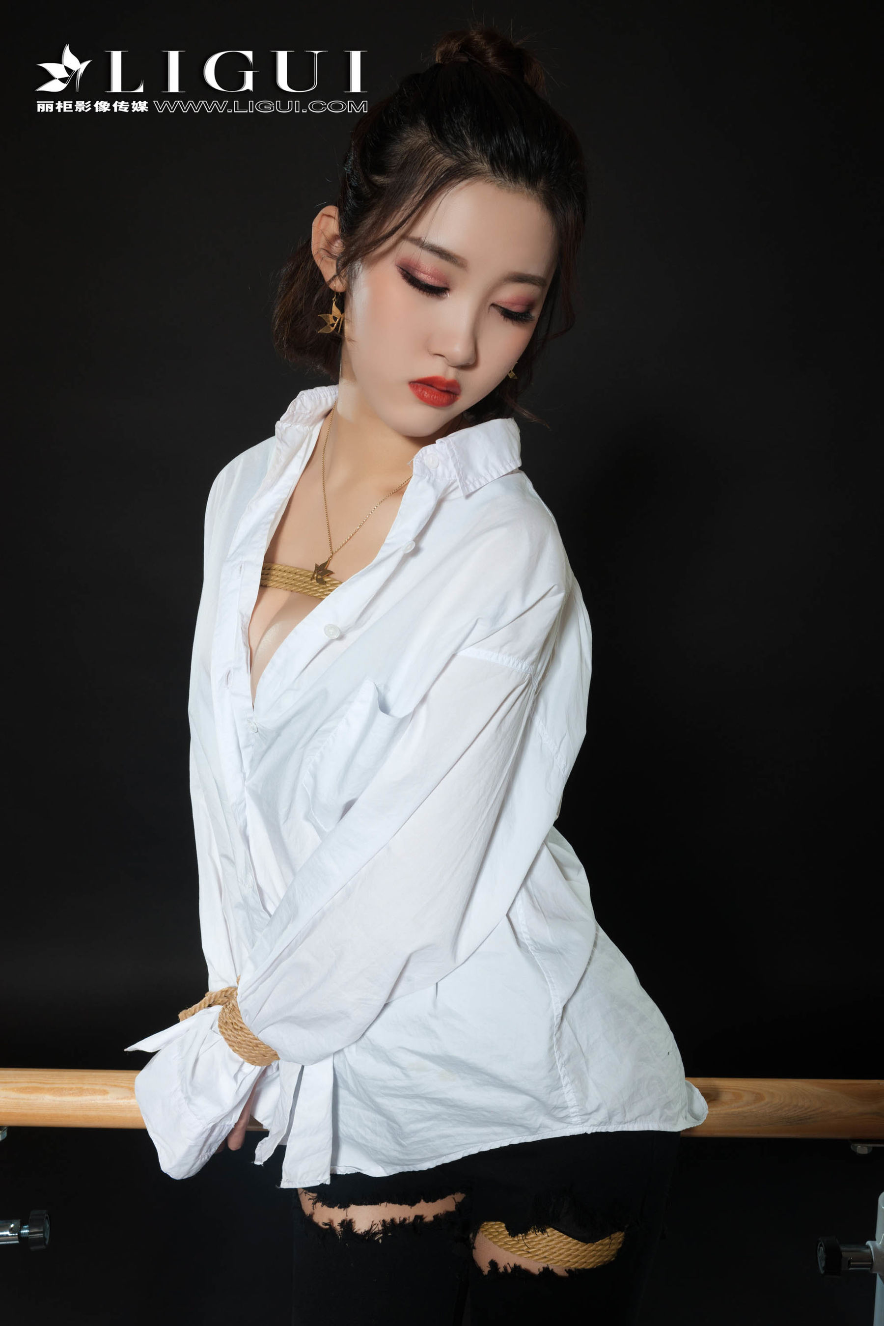 腿模筱筱《牛仔紧身裤+白衬衫+美束捆绑》 [丽柜第15张