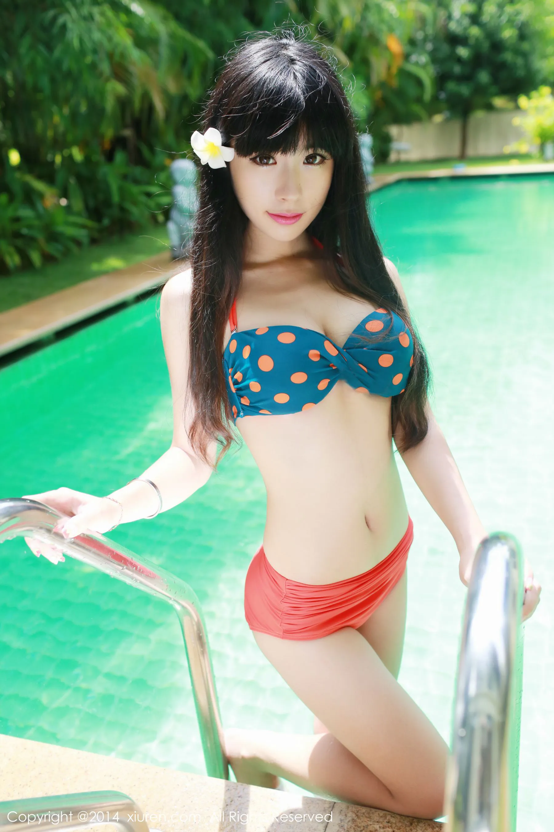  刘雪妮Verna《三亚旅拍》蕾丝内衣+泳装 秀人网 No.214第12张