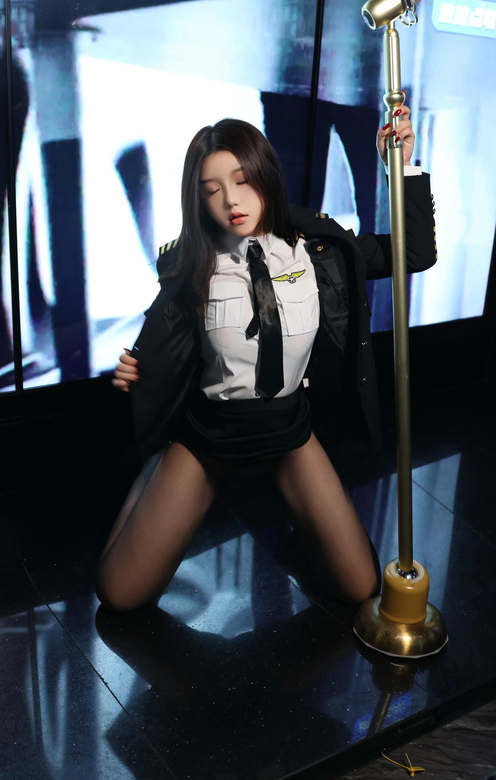  XiuRen 内购版 小薯条nienie 迷情KTV场景主题写真 [101P]第1张