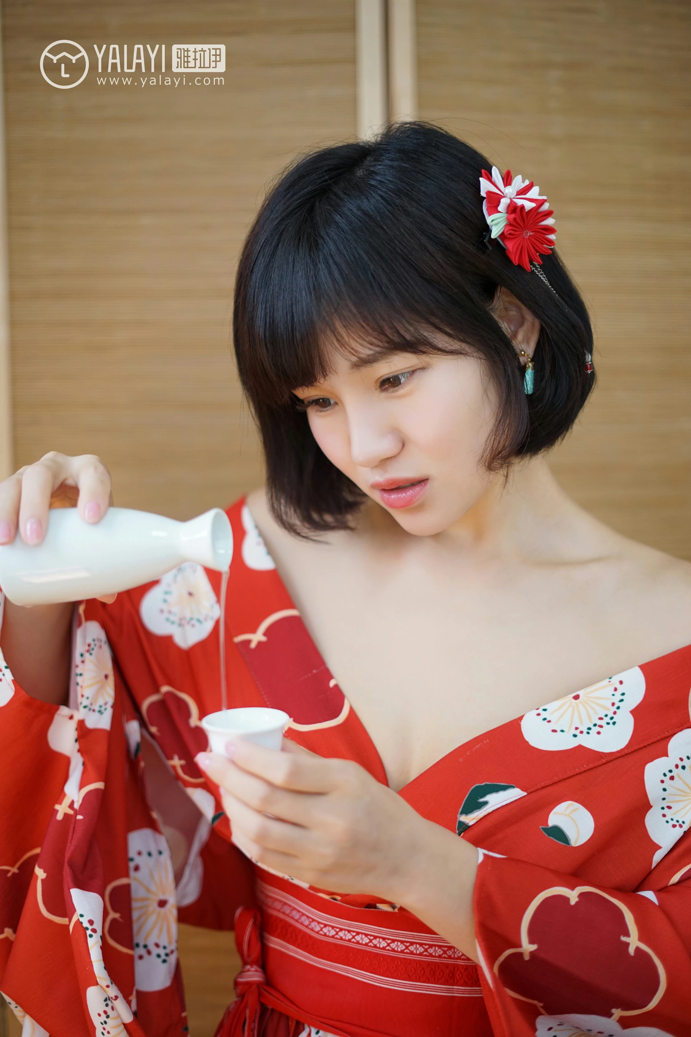 [YALAYI雅拉伊]NO.032 和服女优 多香子 红色和服与米色睡衣加白色蕾丝内衣性感私房写真集第3张
