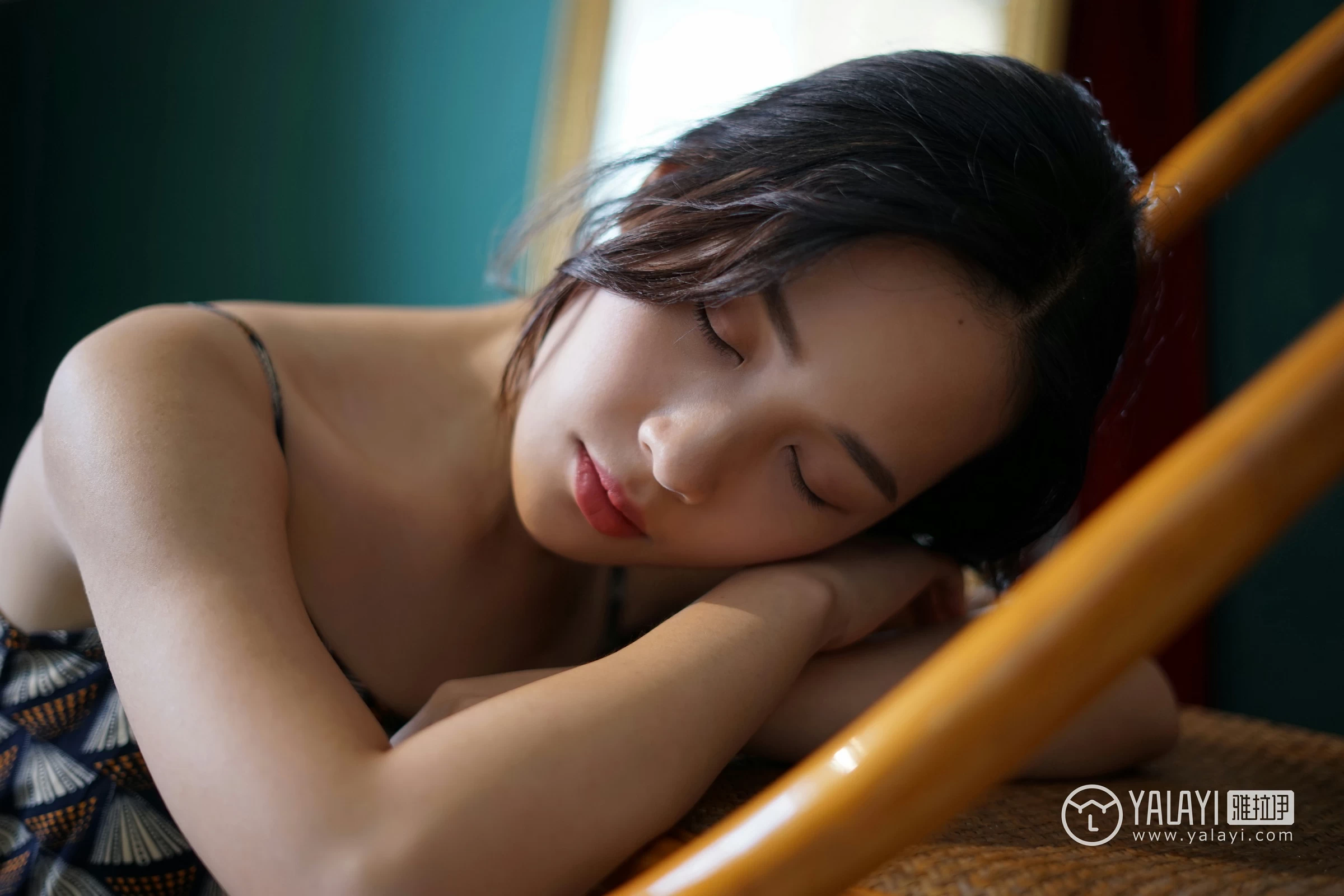 [YALAYI雅拉伊]NO.034 初见 卡柔 白色紧身旗袍与黑色吊带连衣裙性感私房写真集第8张