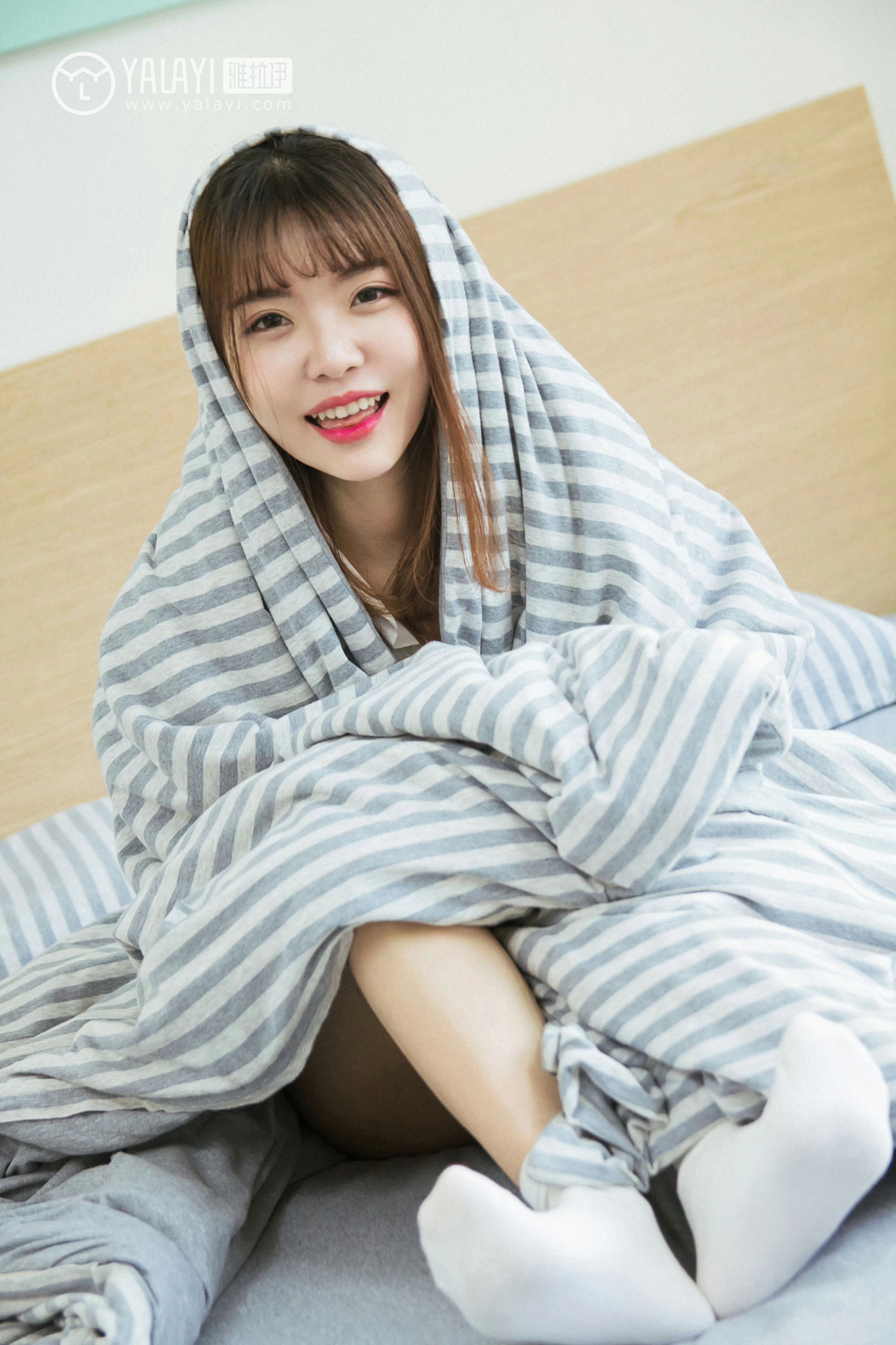 [YALAYI雅拉伊]NO.036 小美好 阳阳 白色衬衫与短袖加白色短裤性感私房写真集第3张