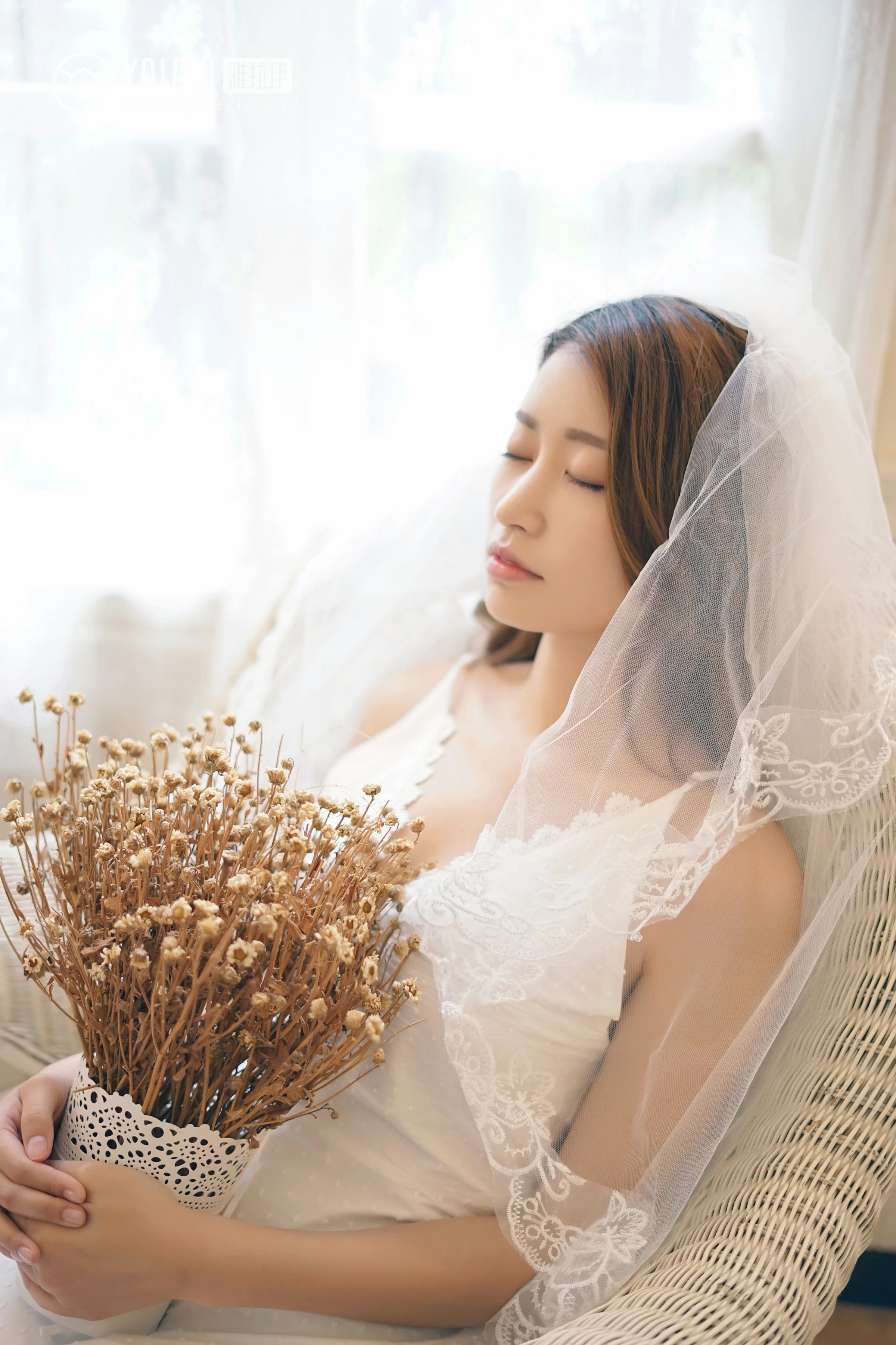 [YALAYI雅拉伊]NO.037 午后阳光 饰媛 白色吊带蕾丝连衣裙性感私房写真集第6张