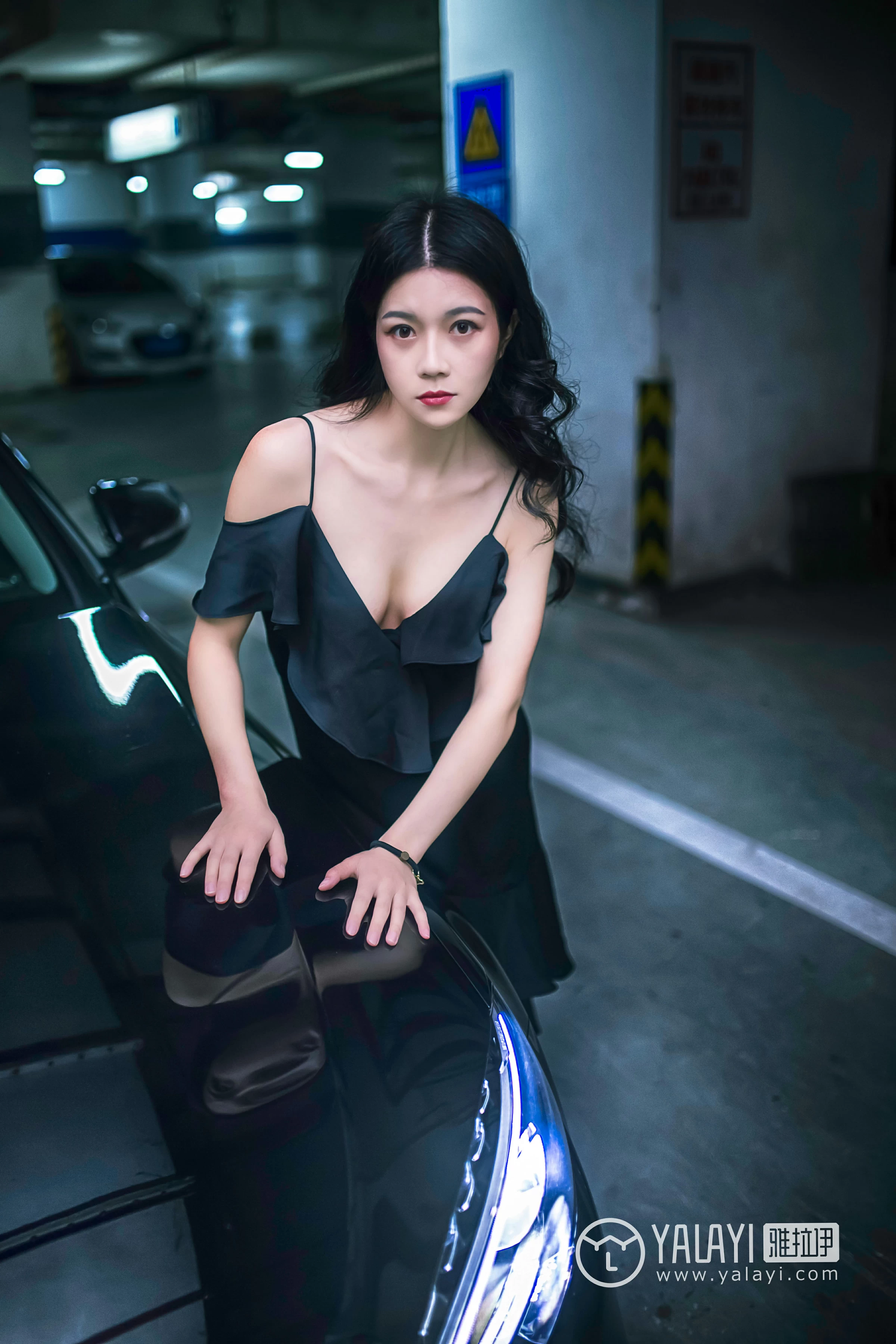 [YALAYI雅拉伊]NO.050 如野 莉莉 黑色外套加吊带连身礼裙性感私房写真集第6张