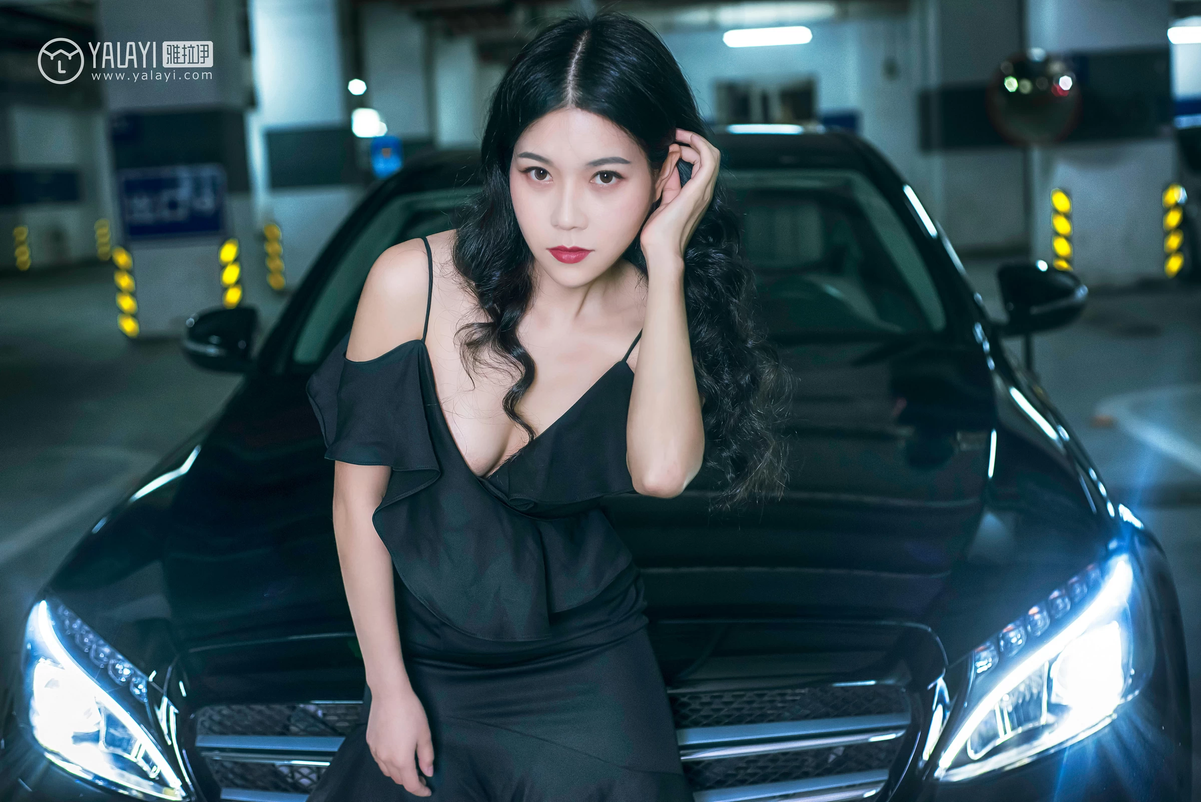 [YALAYI雅拉伊]NO.050 如野 莉莉 黑色外套加吊带连身礼裙性感私房写真集第7张