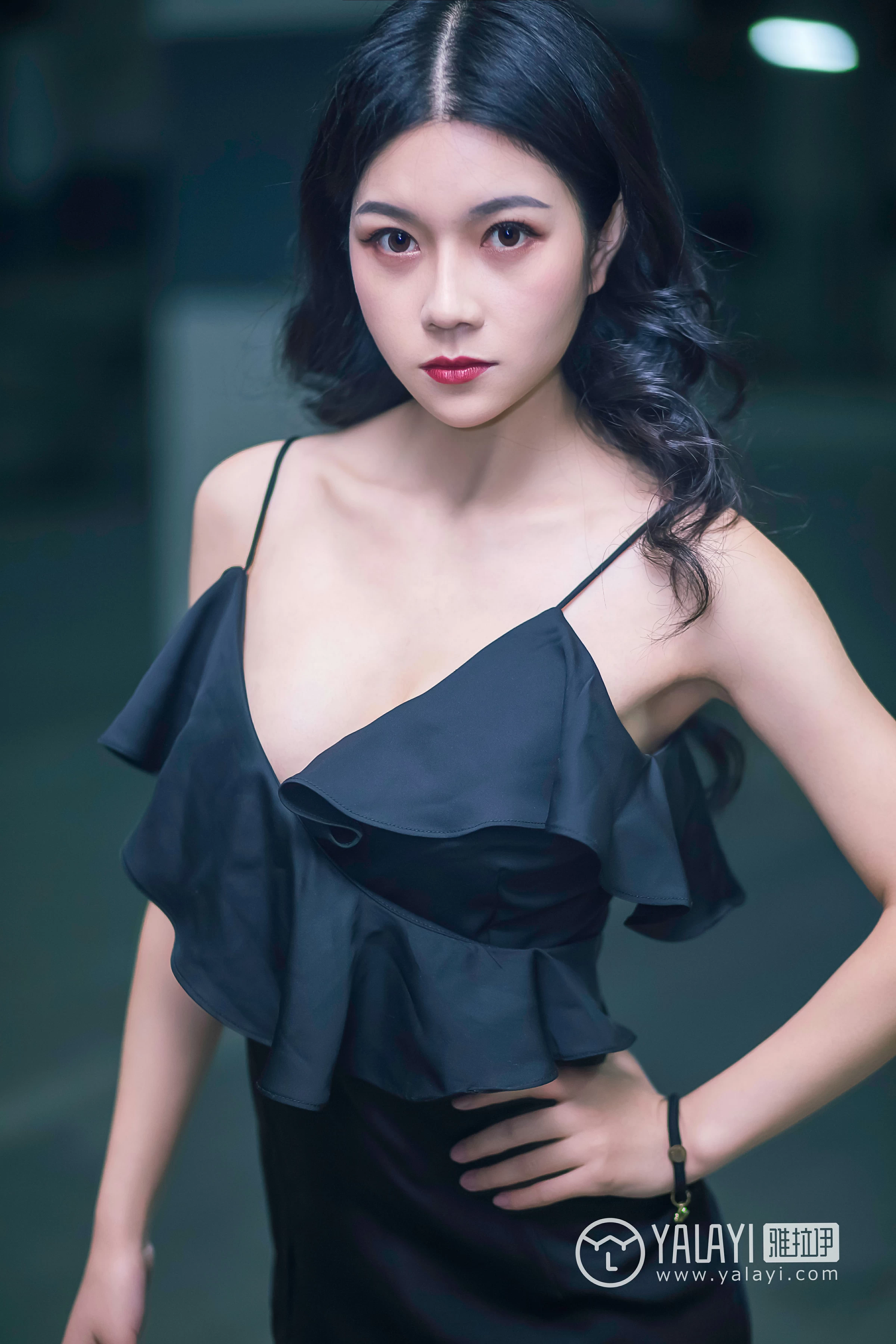 [YALAYI雅拉伊]NO.050 如野 莉莉 黑色外套加吊带连身礼裙性感私房写真集第8张