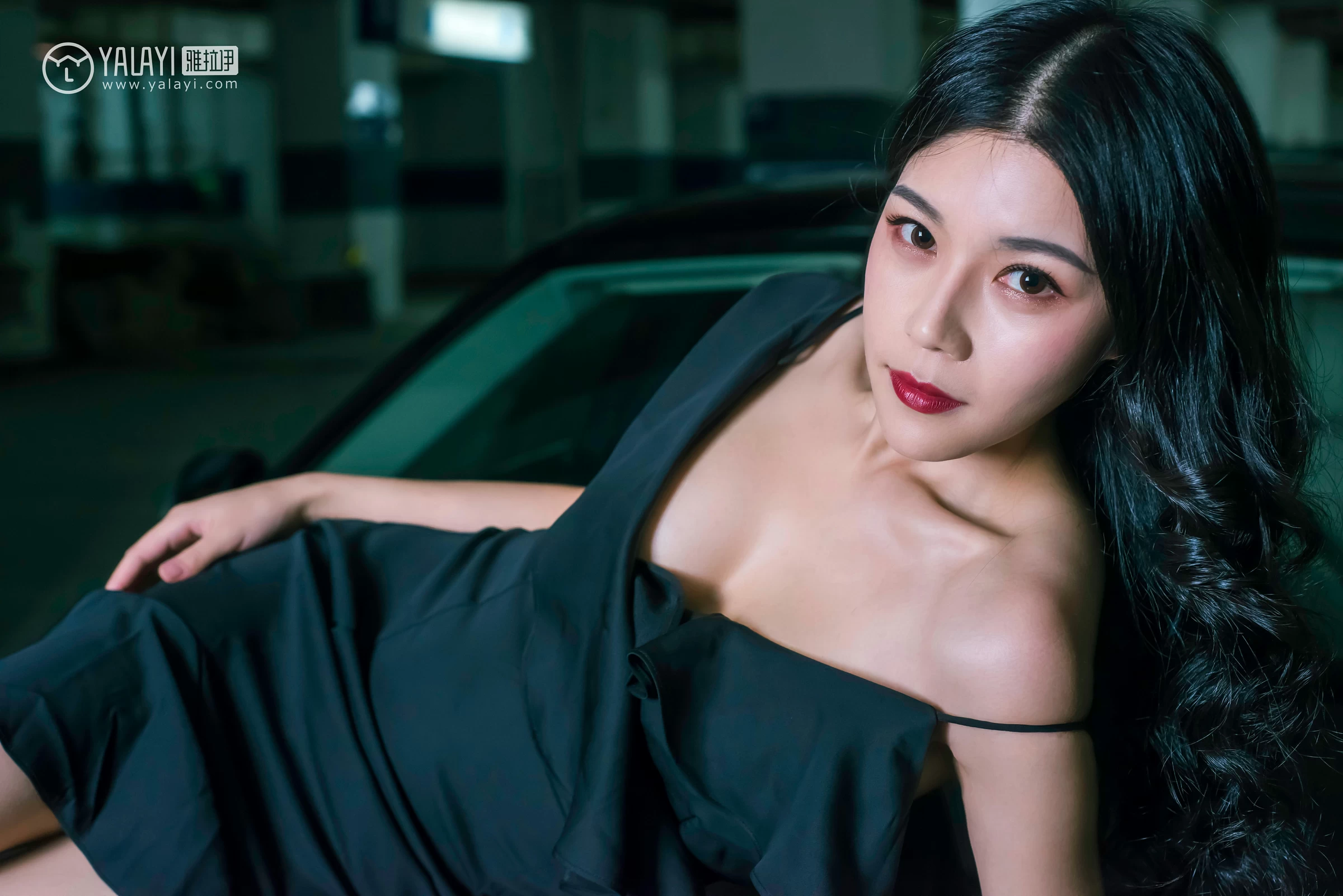 [YALAYI雅拉伊]NO.050 如野 莉莉 黑色外套加吊带连身礼裙性感私房写真集第9张