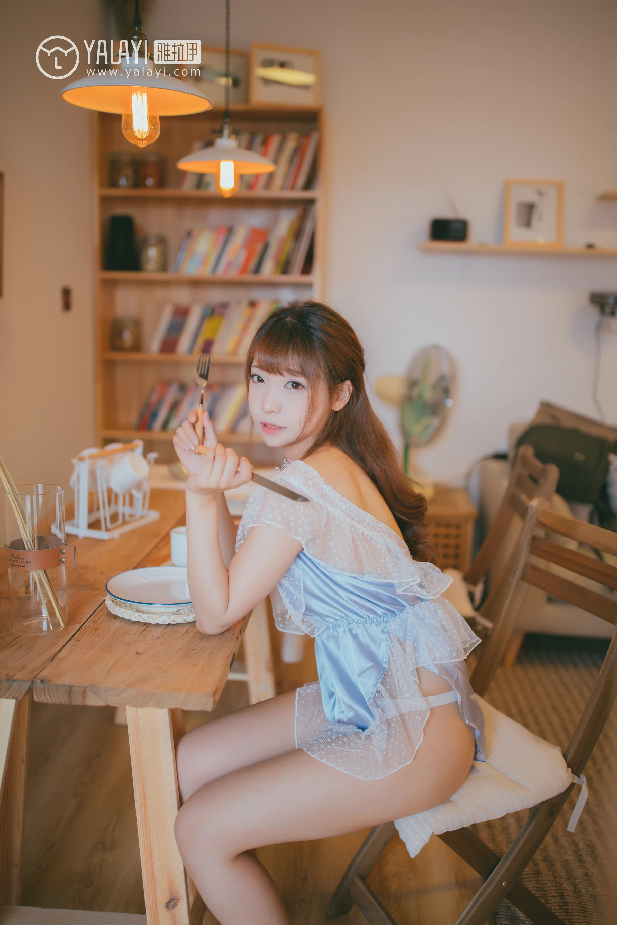 [YALAYI雅拉伊]NO.064 凝望 水花儿 透视情趣内衣与淡蓝色蕾丝睡衣性感私房写真集第9张