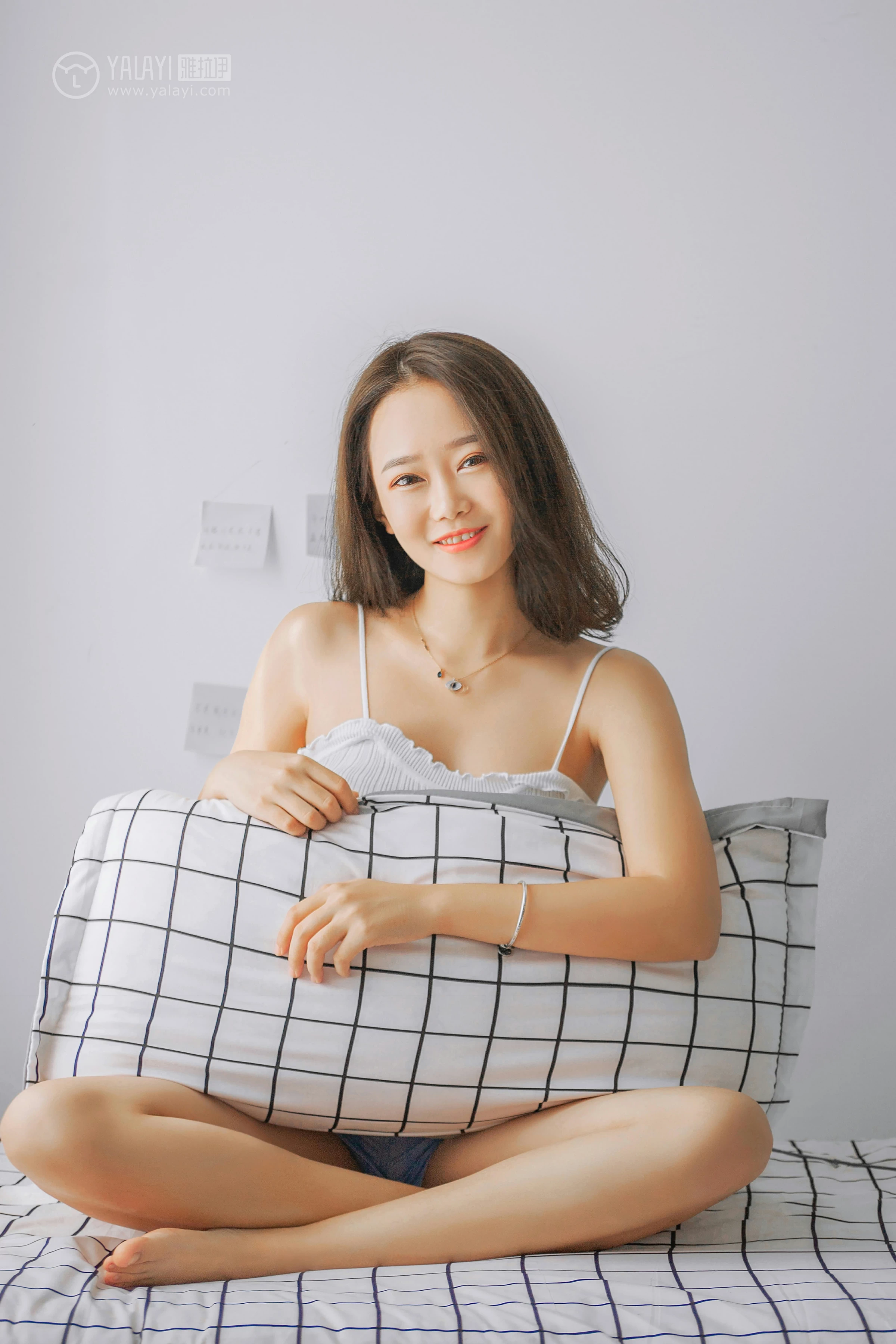 [YALAYI雅拉伊]NO.091 欲之与魚 李晗 白色性感小背心加牛仔短裤私房写真集第11张