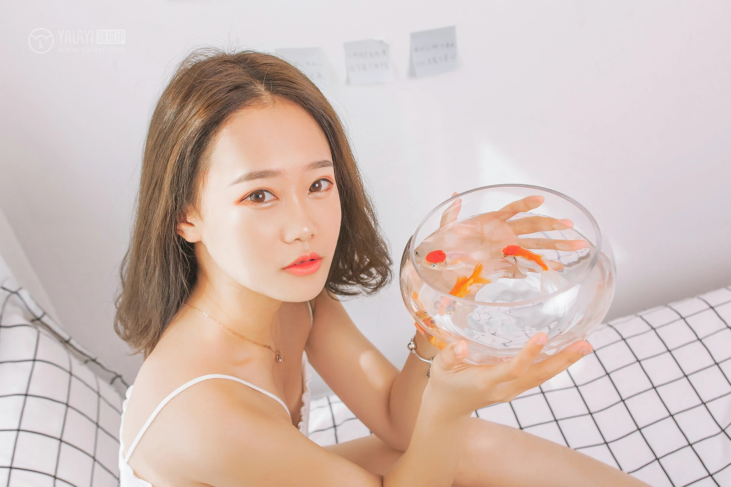[YALAYI雅拉伊]NO.091 欲之与魚 李晗 白色性感小背心加牛仔短裤私房写真集第14张