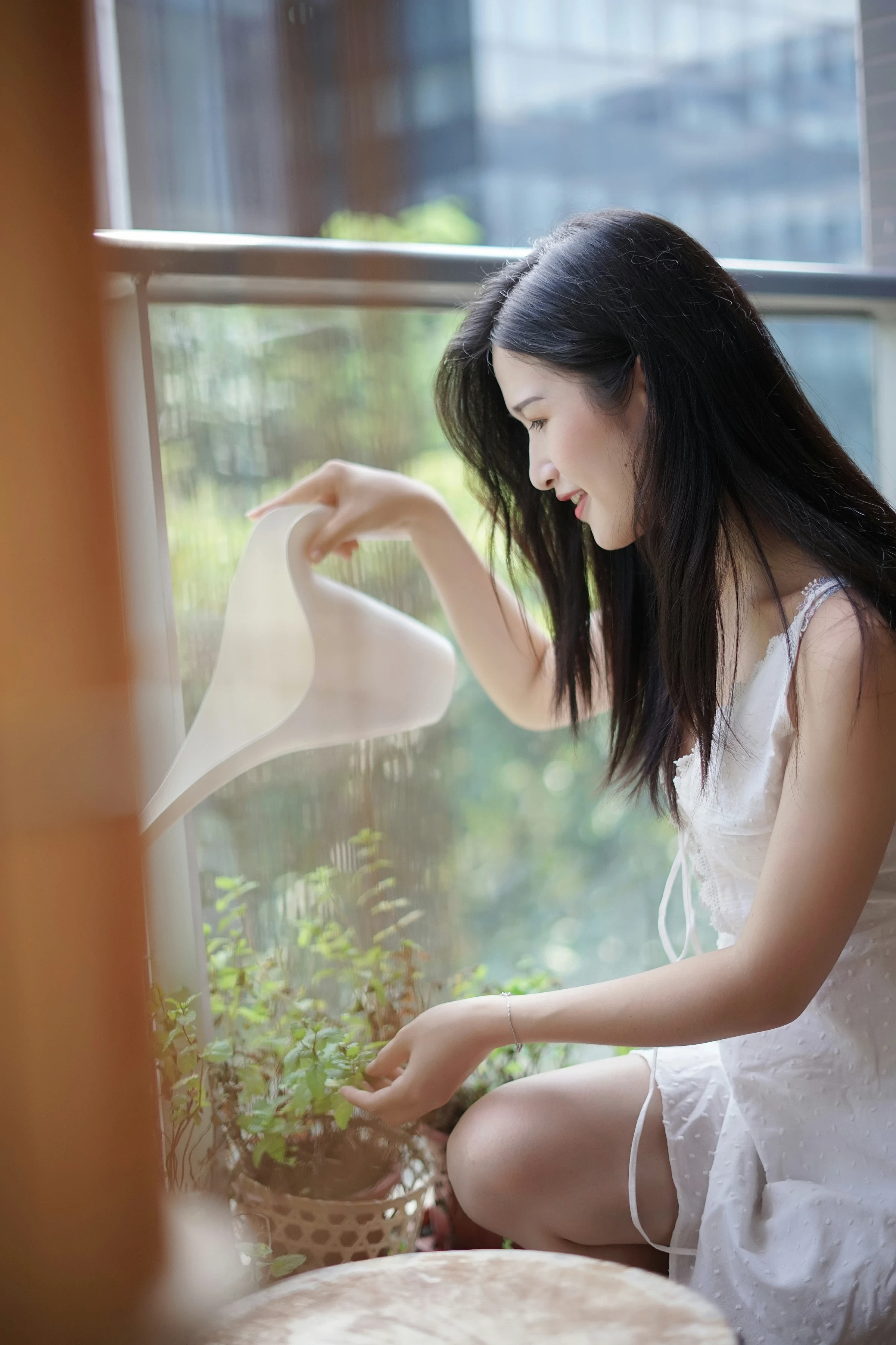 [YALAYI雅拉伊]NO.127 壹日 塔塔 白色吊带睡衣加蕾丝内衣性感私房写真集第3张